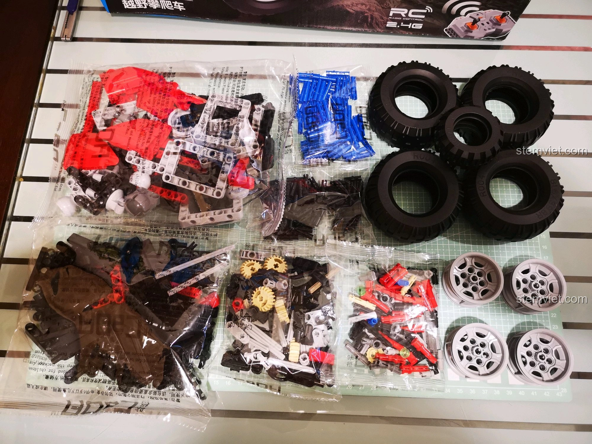 Tất cả 489 chi tiết của bộ lắp ráp CaDA C51041 được phân loại trong 6 túi, cùng lốp và vành xe riêng.