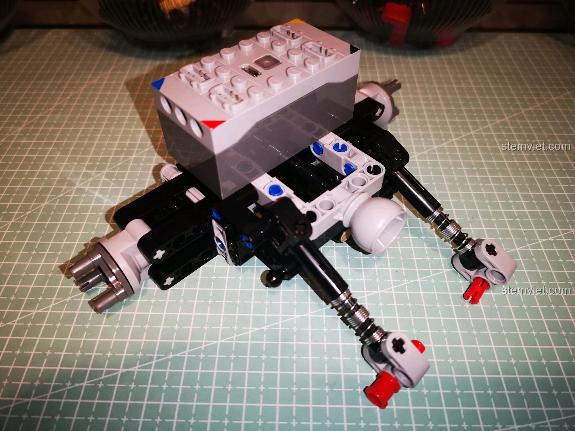 Cầu sau của xe CaDA C51041 nhìn từ phía trước, cho thấy cấu trúc chắc chắn và gọn gàng của hệ thống truyền động.