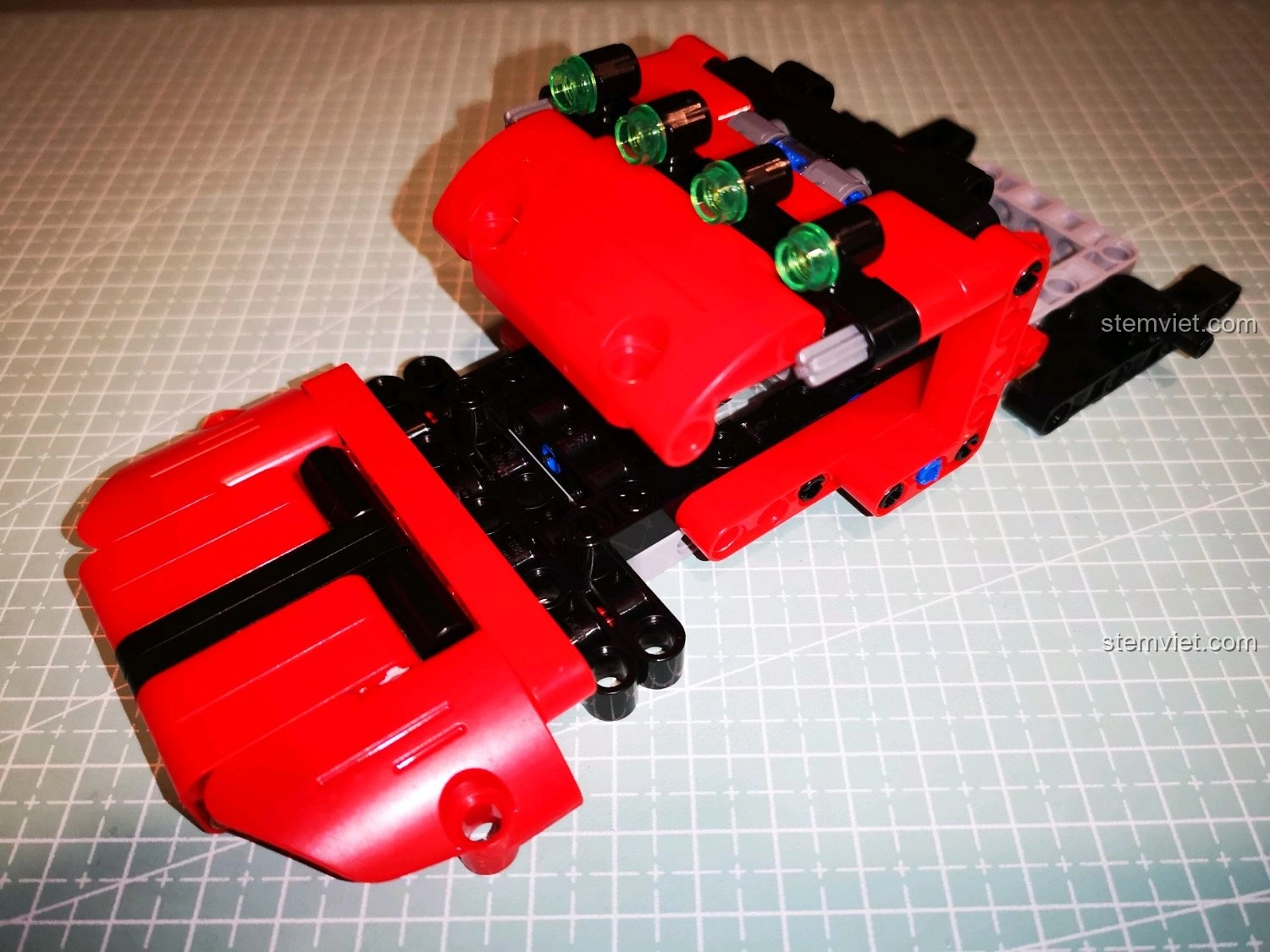 Các chi tiết còn lại sau khi lắp ráp bộ CaDA C51041, cho thấy sự đầy đủ của bộ sản phẩm và không thiếu mảnh nào.