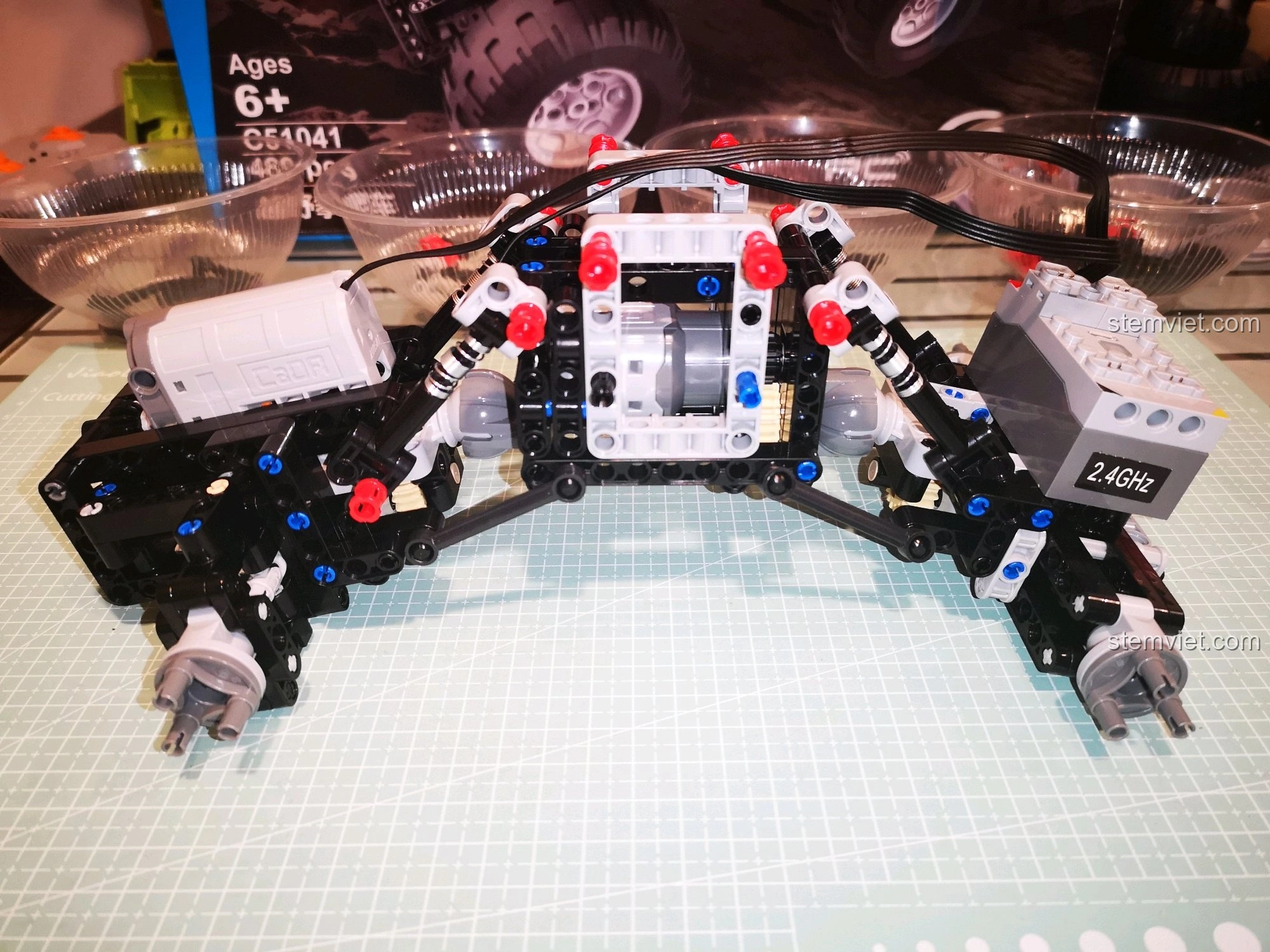 Chi tiết khoảng sáng gầm xe của CaDA C51041, minh họa khả năng vượt chướng ngại vật và địa hình gồ ghề.