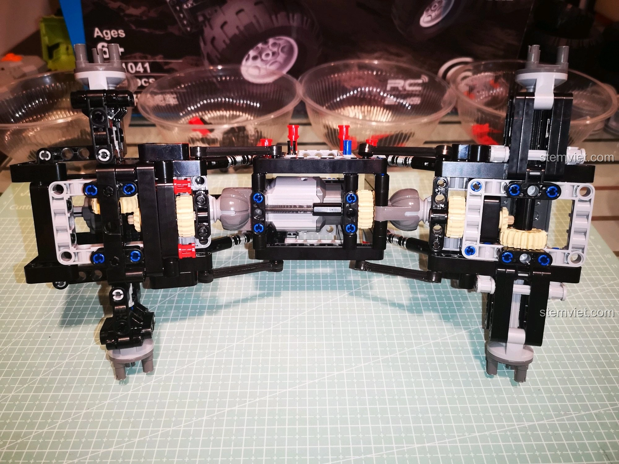 Chi tiết trong suốt của bộ lắp ráp CaDA C51041, tuy có vài vết xước nhỏ nhưng không ảnh hưởng đến tổng thể.