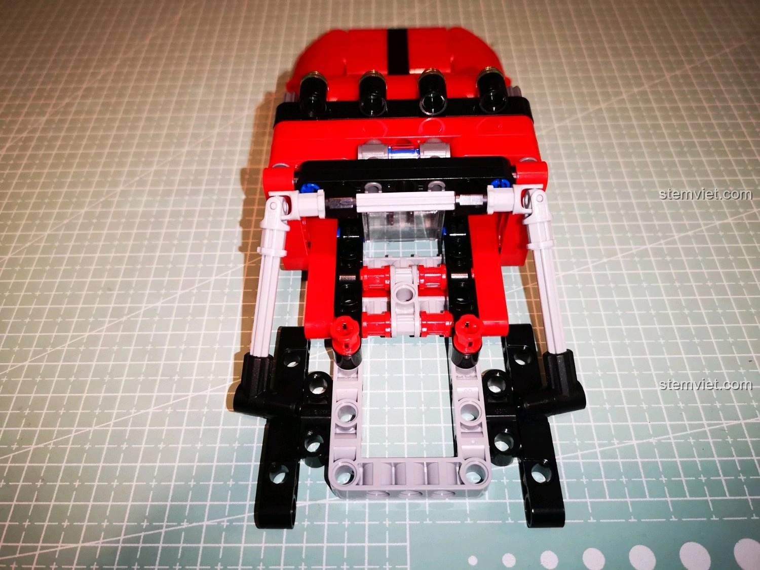 Điều khiển từ xa của CaDA C51041 với cần gạt chỉ di chuyển lên xuống, có thể hơi bất tiện khi điều hướng xe.