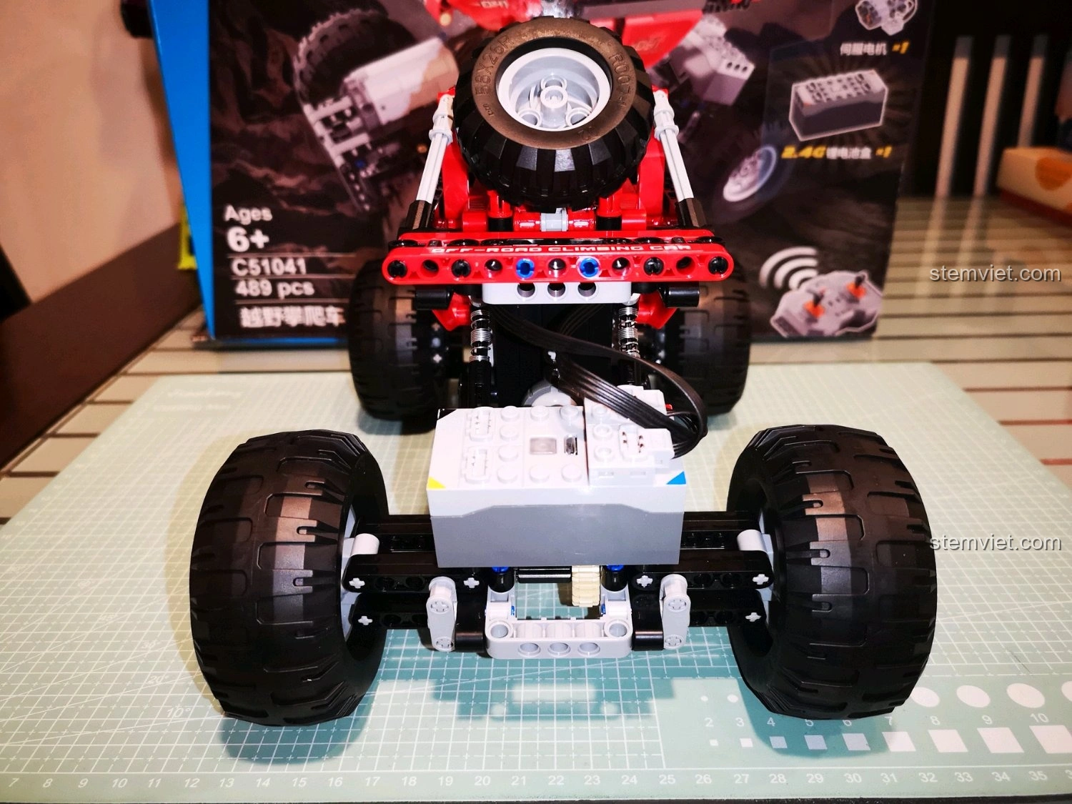 Hai hộp bộ lắp ráp CaDA C51041, sẵn sàng cho những dự án độ xe lớn hơn như xe 6x6.