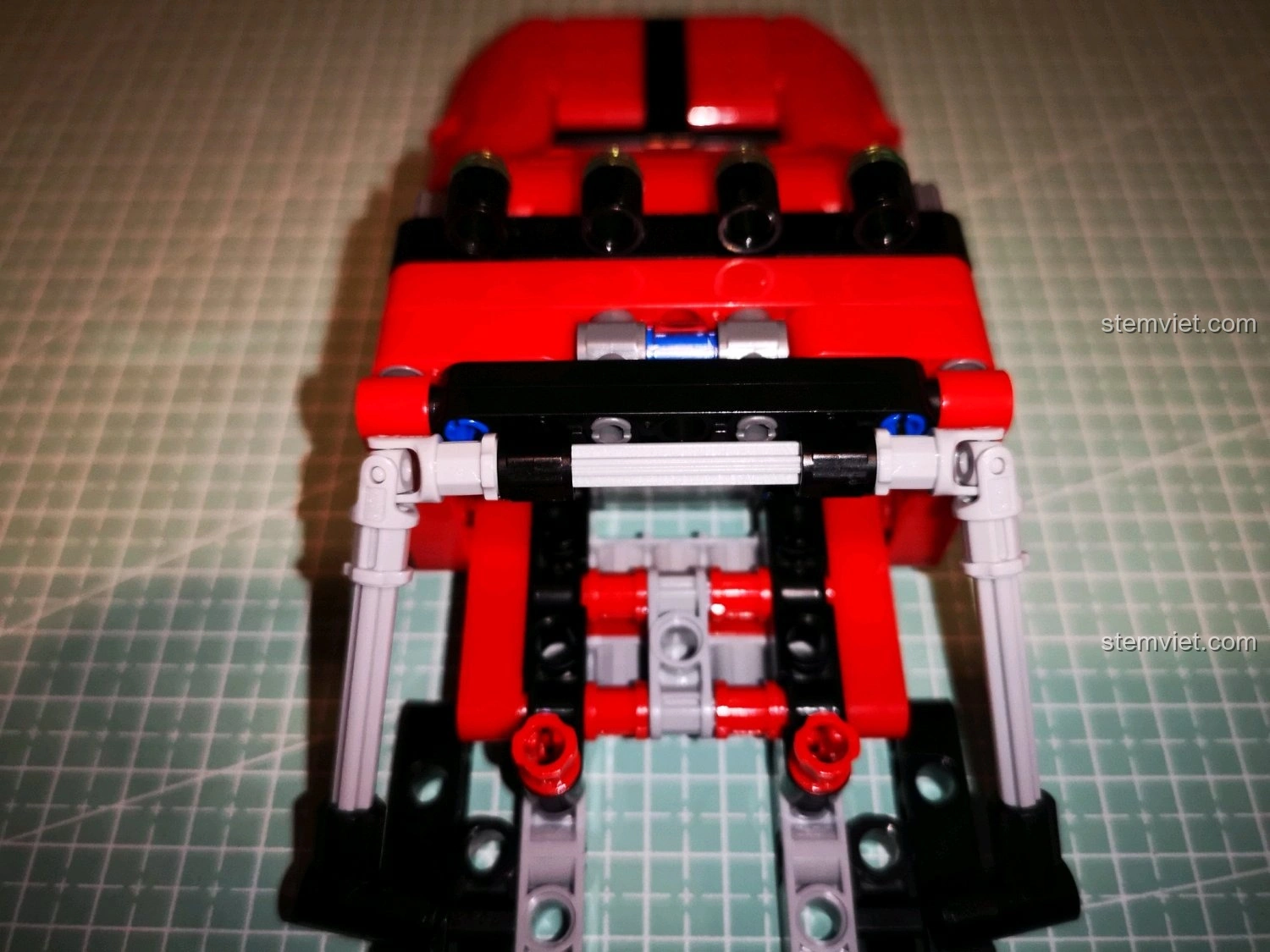 Cận cảnh hệ thống treo và vị trí giảm xóc của CaDA C51041, cho thấy khả năng vặn mình ấn tượng của xe.