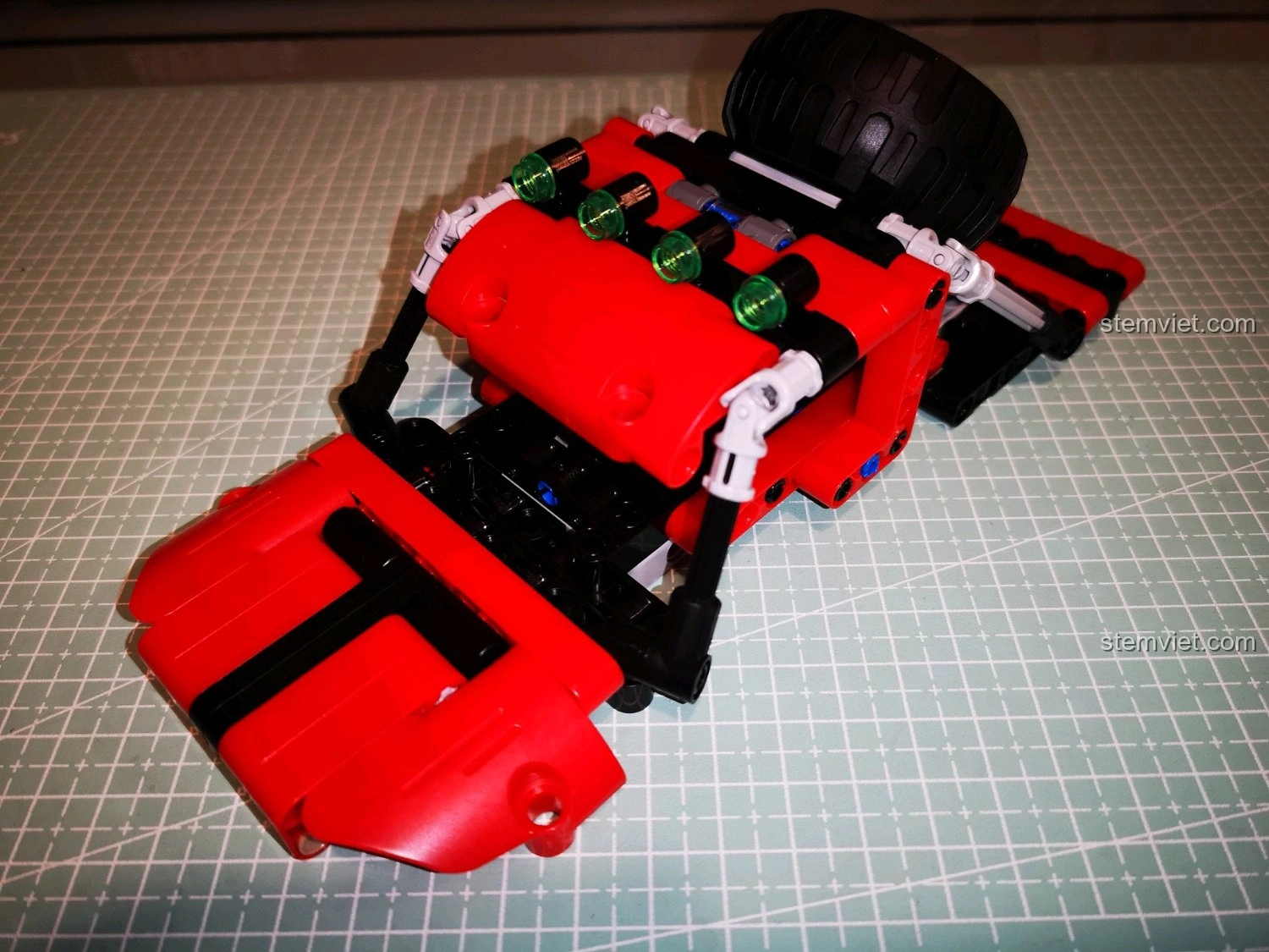 Góc nhìn khác về hệ thống treo của CaDA C51041 đã được điều chỉnh, tăng cường khả năng vượt địa hình và ổn định.