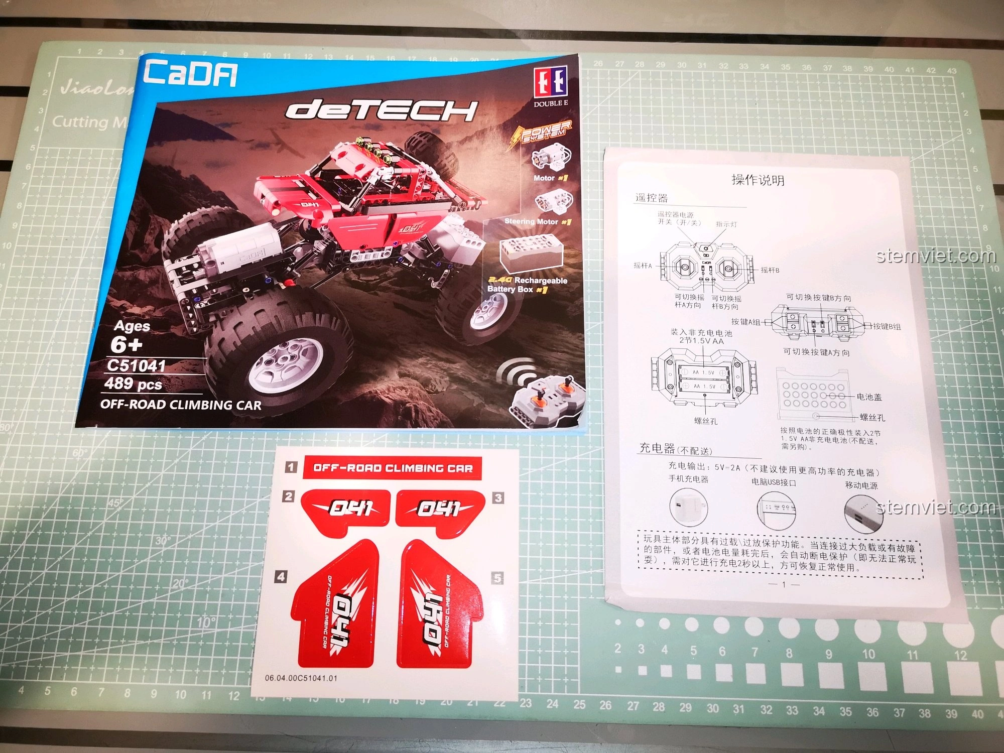 Sách hướng dẫn lắp ráp và bộ sticker đi kèm bộ lắp ráp CaDA C51041, hỗ trợ quá trình xây dựng.
