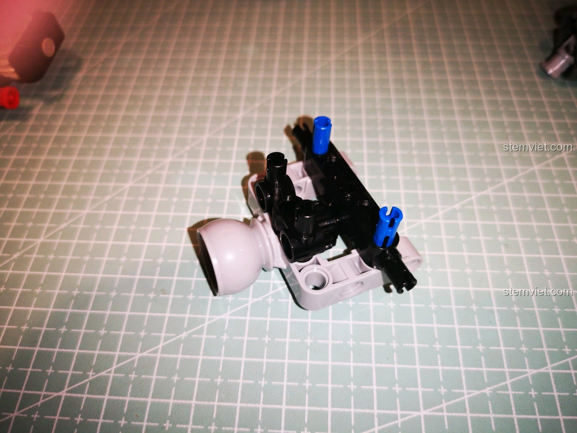 Kết nối cầu trước và cầu sau của CaDA C51041 với khung giữa, tạo thành bộ khung xe hoàn chỉnh và vững chắc.