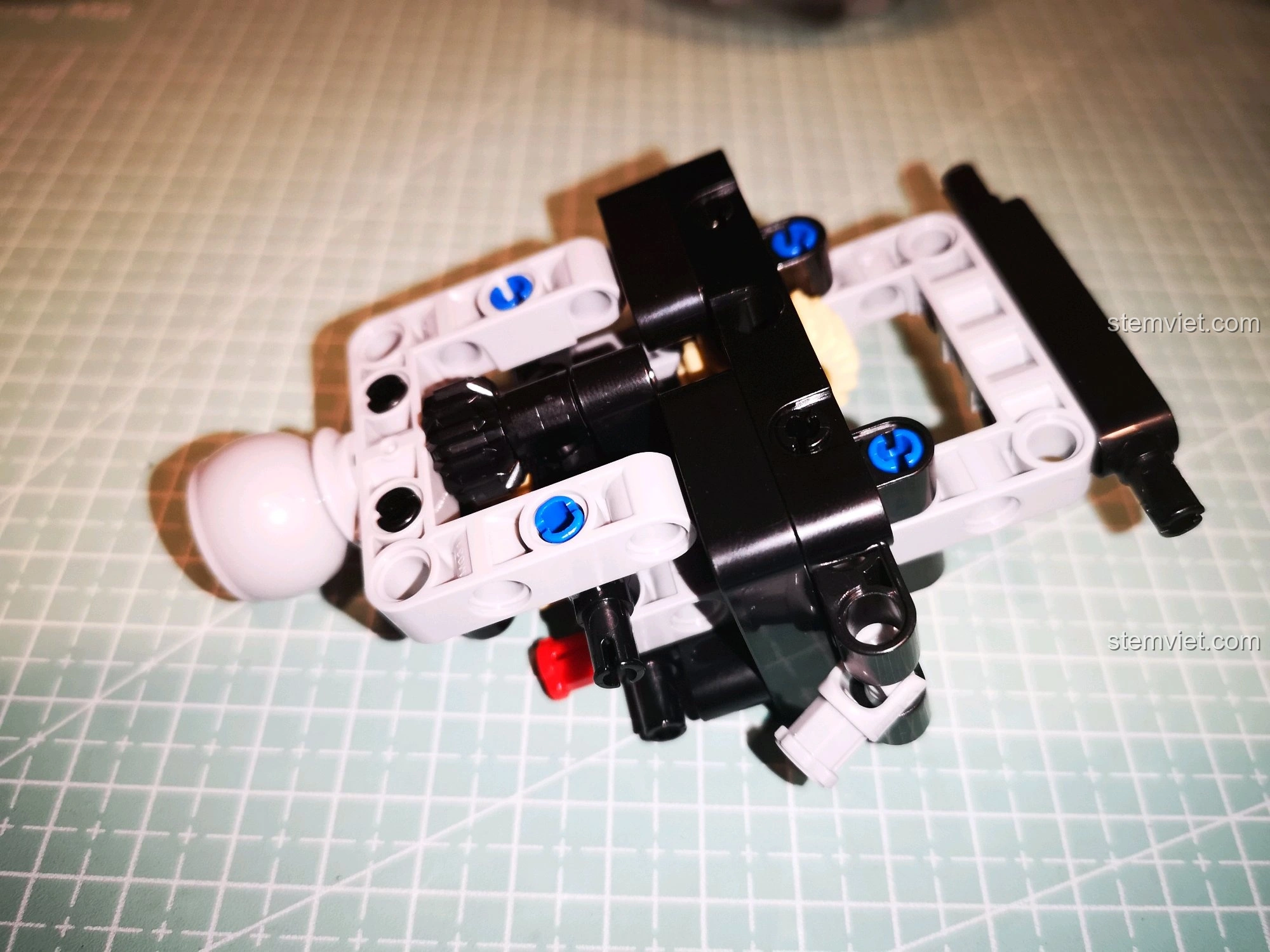 Khung xe CaDA C51041 nhìn từ phía trên, cho thấy sự cân đối và chắc chắn của cấu trúc lắp ráp.