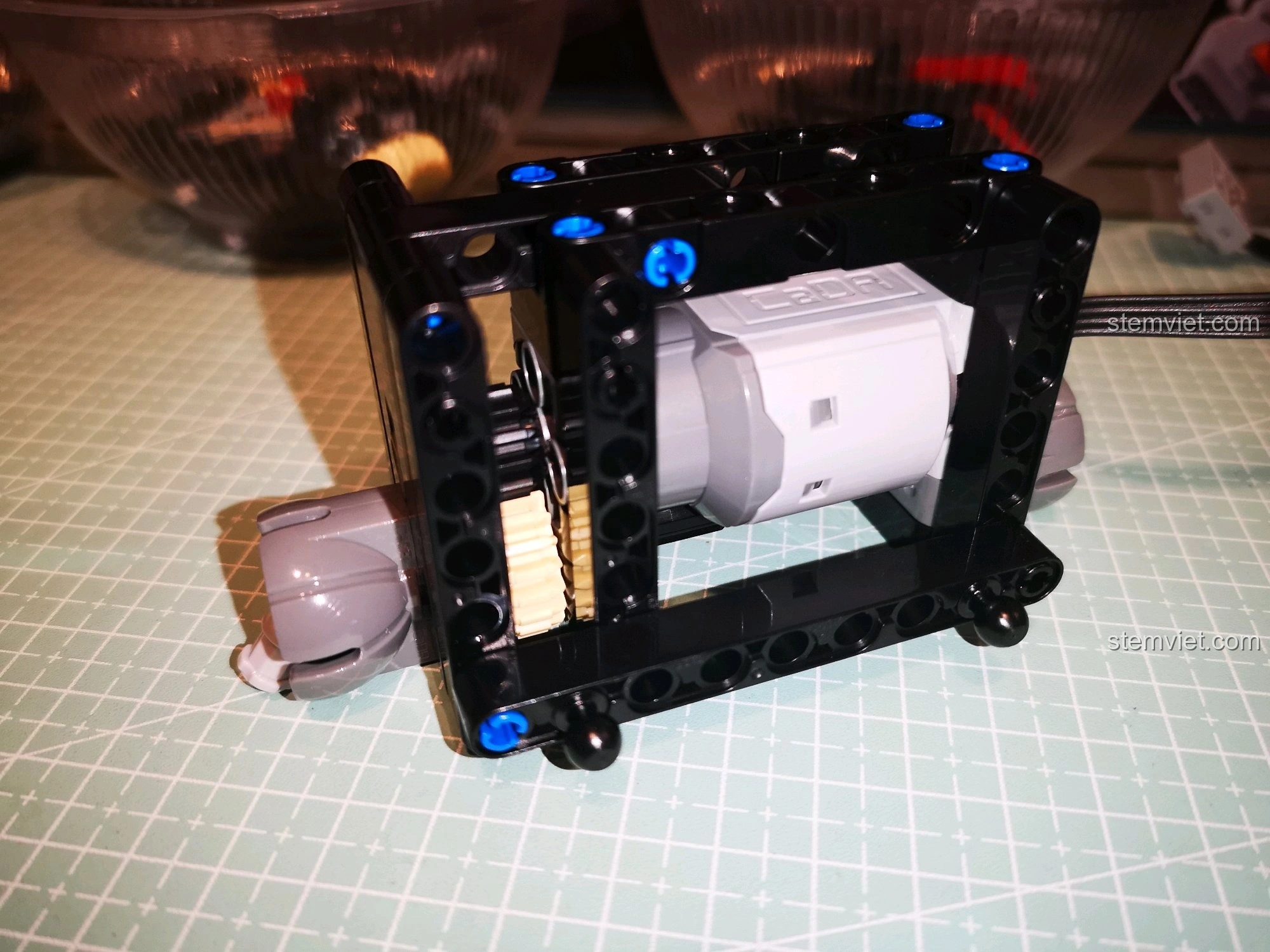 Kết nối module pin và động cơ L của CaDA C51041, tạo thành hệ thống truyền động hoàn chỉnh cho xe.