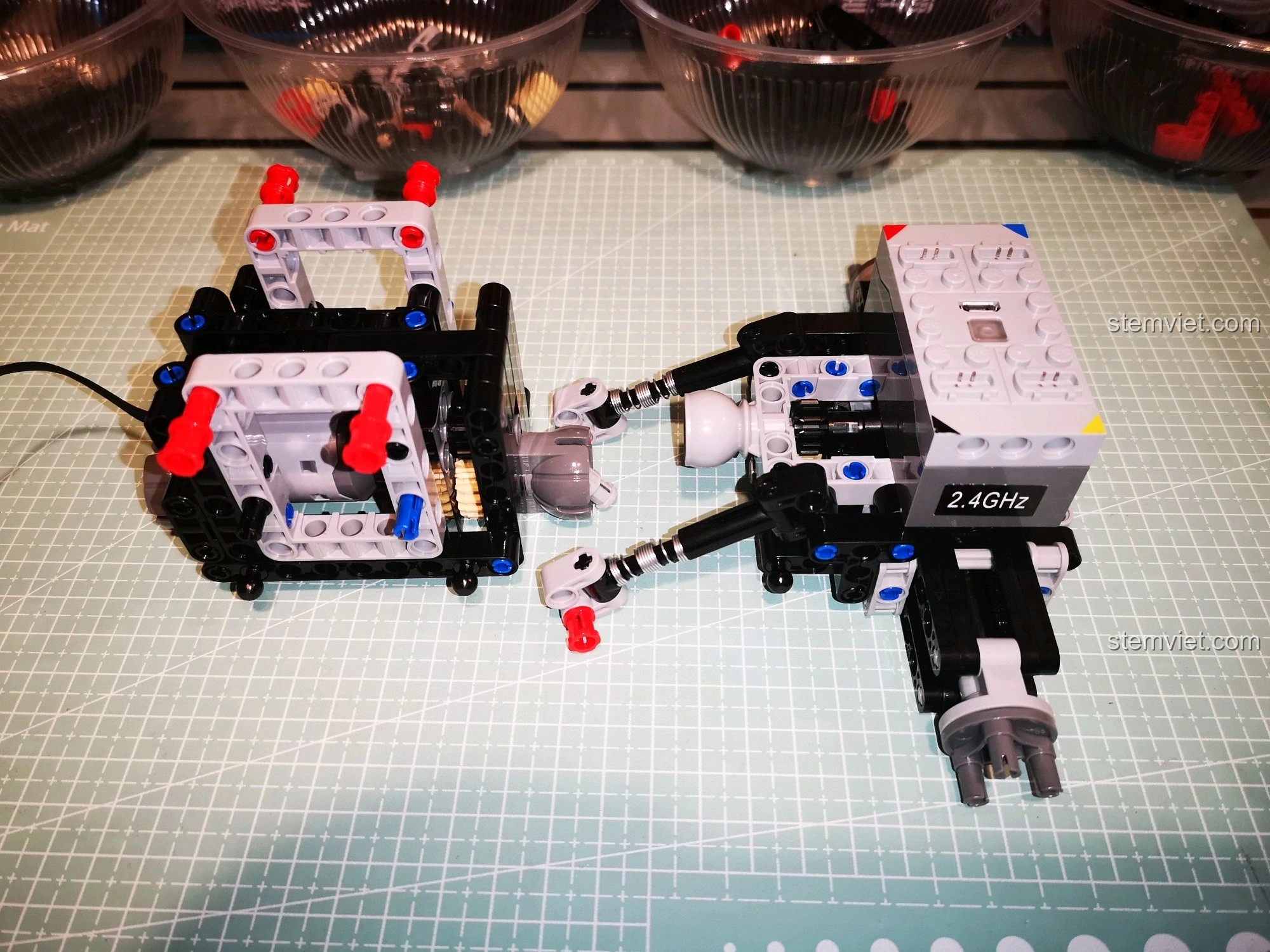 Cấu trúc khung xe CaDA C51041 dần hoàn thiện, với các dây điện được đi gọn gàng, tăng tính thẩm mỹ và an toàn.