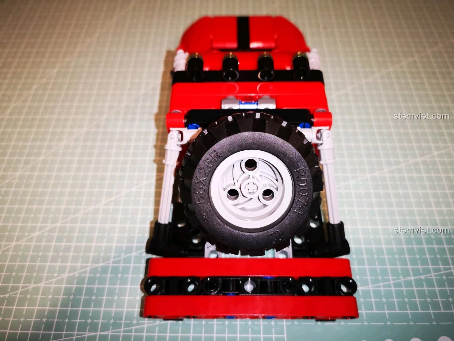 Khả năng vặn mình ấn tượng của xe CaDA C51041 sau khi thay đổi vị trí giảm xóc, thể hiện sự linh hoạt vượt trội.