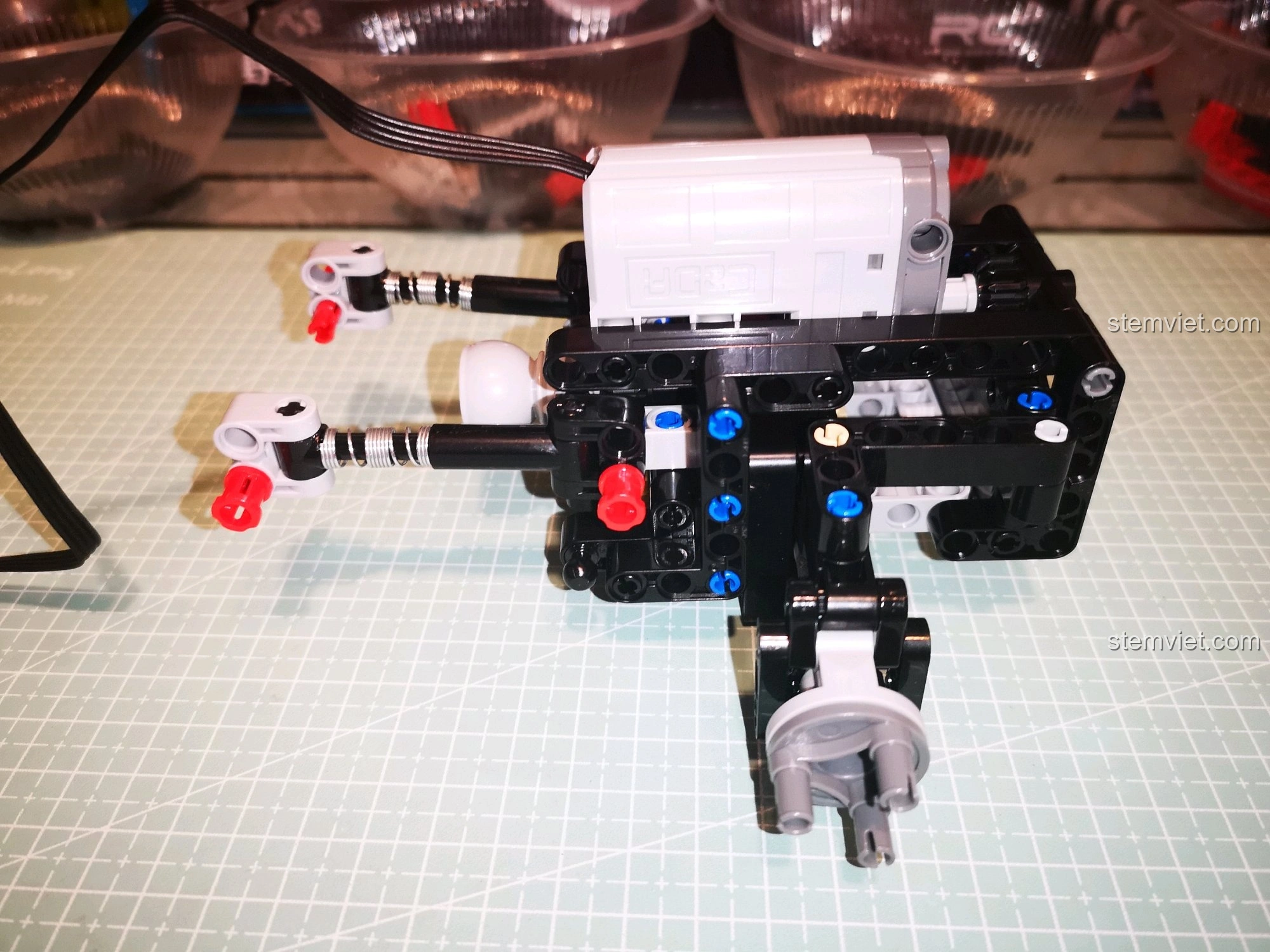 Khả năng vặn mình của hệ thống treo CaDA C51041, giúp xe giữ được độ bám trên mọi bề mặt địa hình phức tạp.