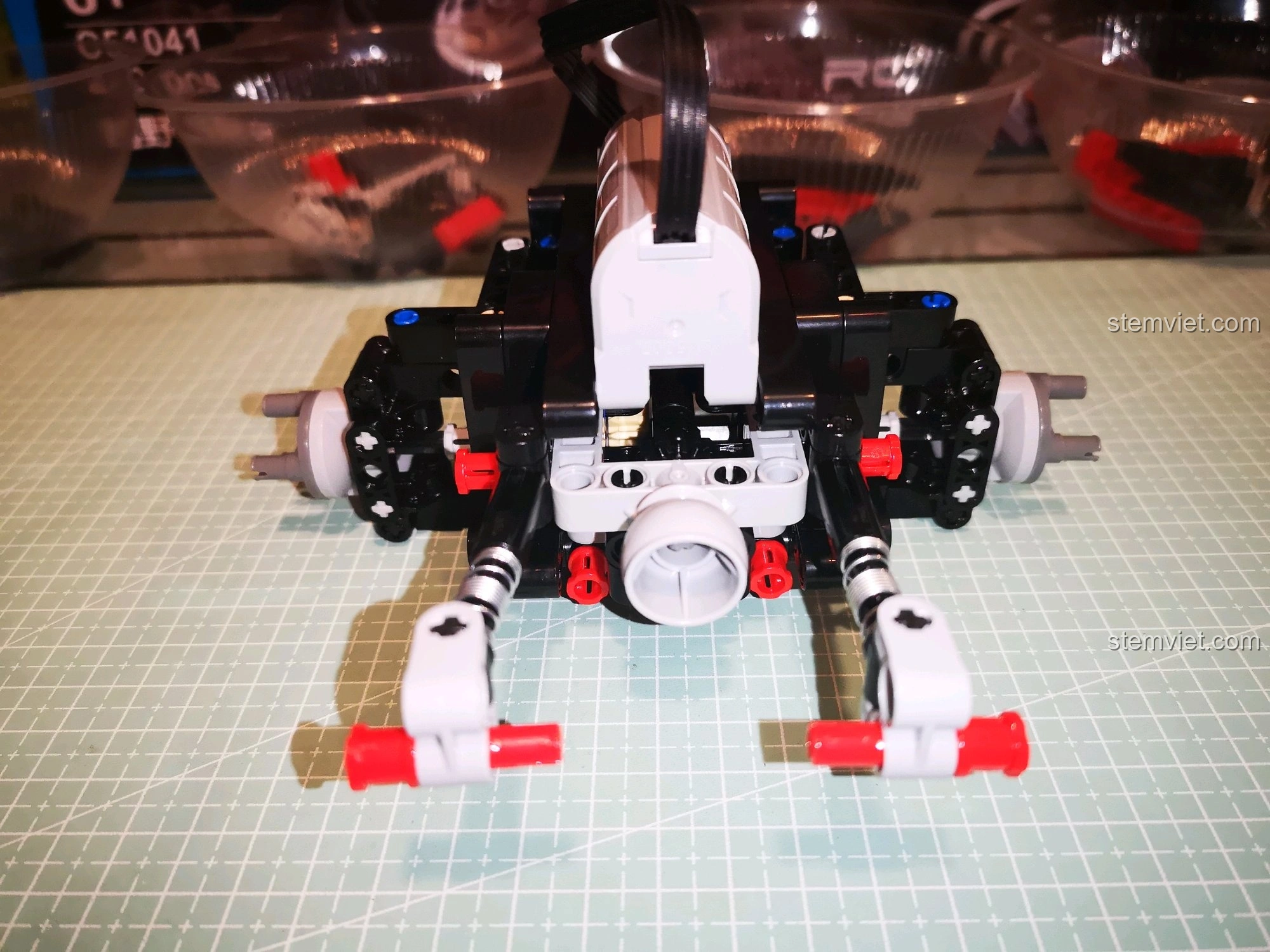 Khoảng sáng gầm xe CaDA C51041 được đo bằng các khối lắp ráp, minh họa khả năng vượt địa hình ấn tượng.