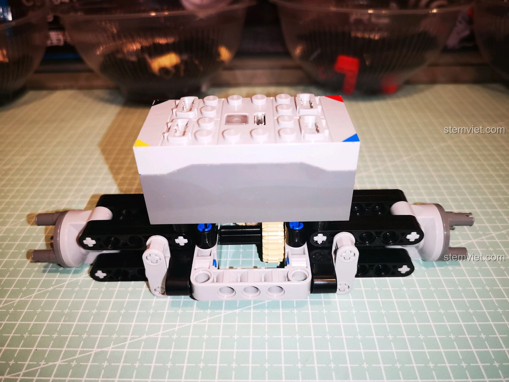 Chi tiết khớp các đăng (universal joint) của CaDA C51041, đảm bảo truyền động mượt mà cho cả bốn bánh xe.