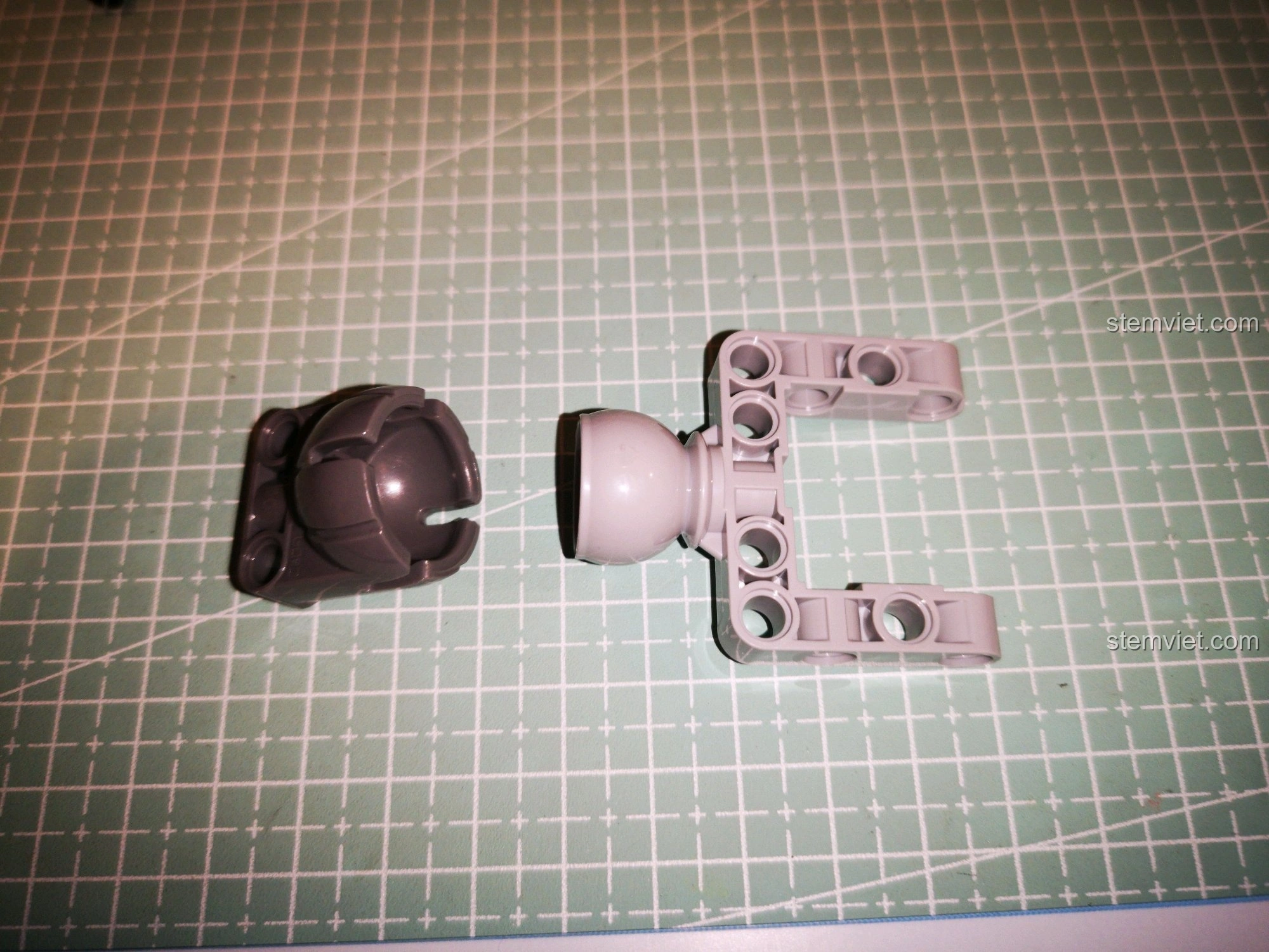 Khớp cầu và chi tiết kết nối của CaDA C51041, cho thấy độ chắc chắn và khả năng vận động của hệ thống treo.