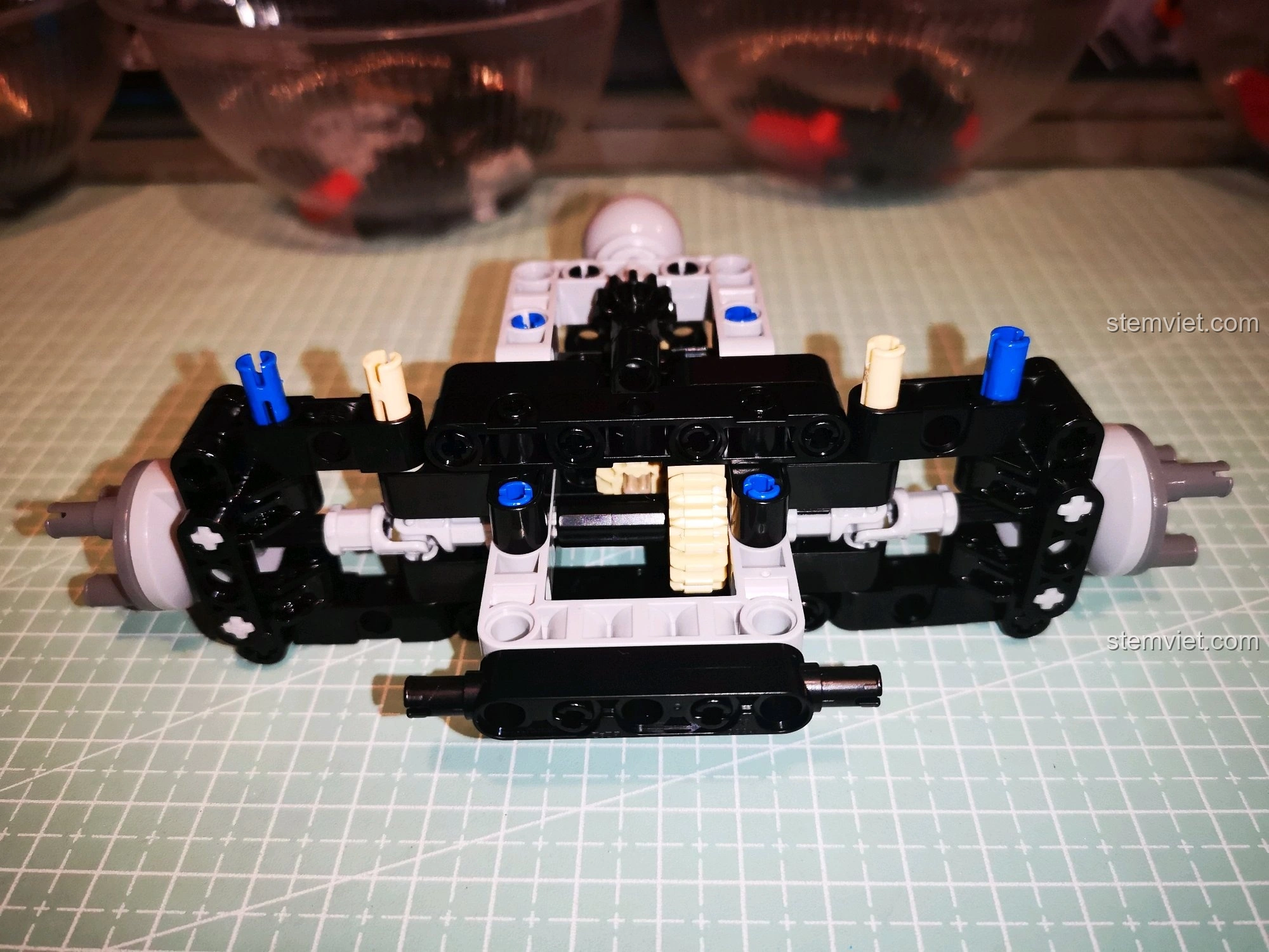 Toàn bộ khung gầm của xe CaDA C51041 đã hoàn thiện, thể hiện cấu trúc chắc chắn và sẵn sàng cho hoạt động.