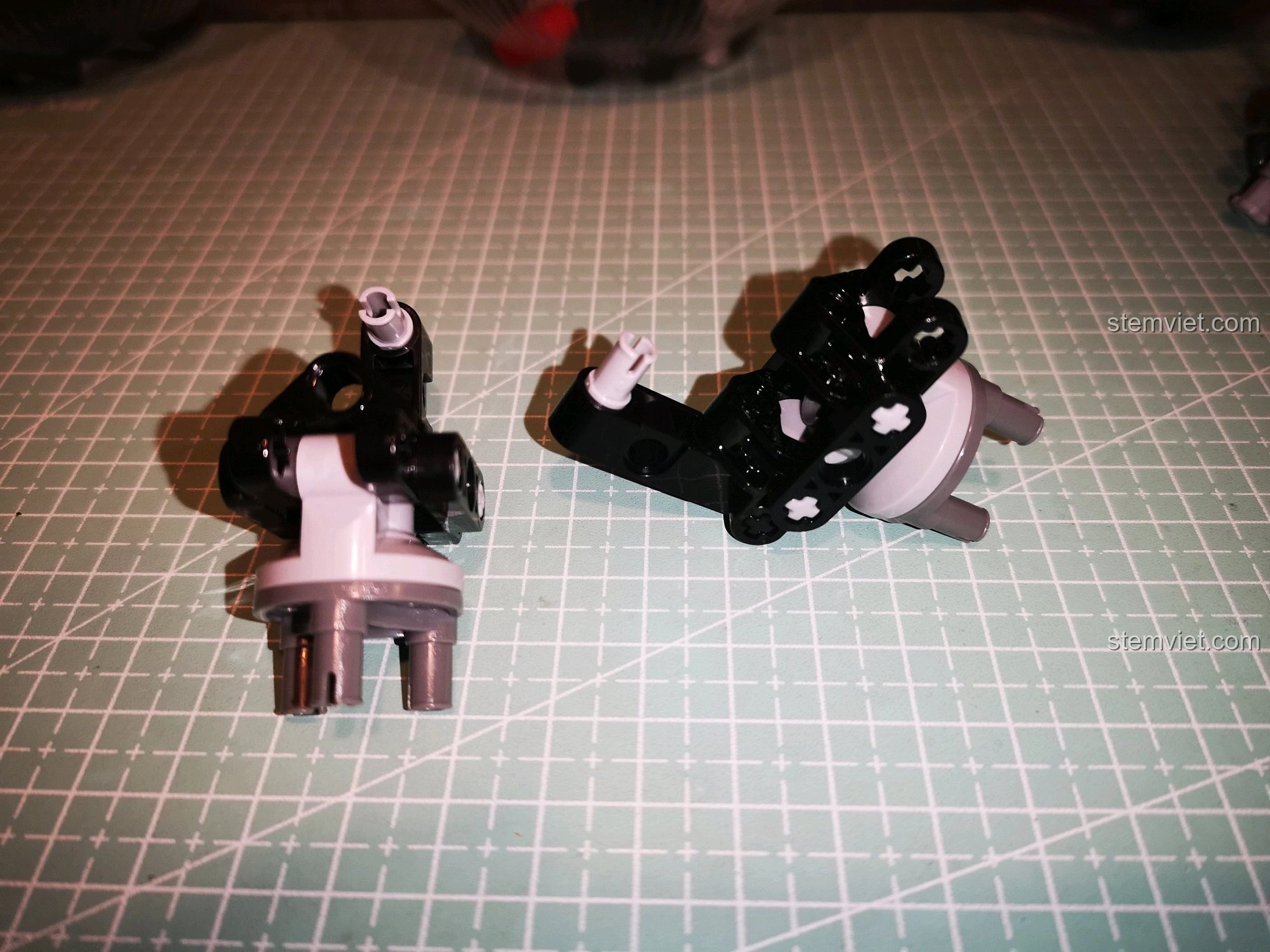 Khung xe CaDA C51041 đã hoàn chỉnh, sẵn sàng cho việc gắn bánh xe và vỏ xe để hoàn thiện mô hình.