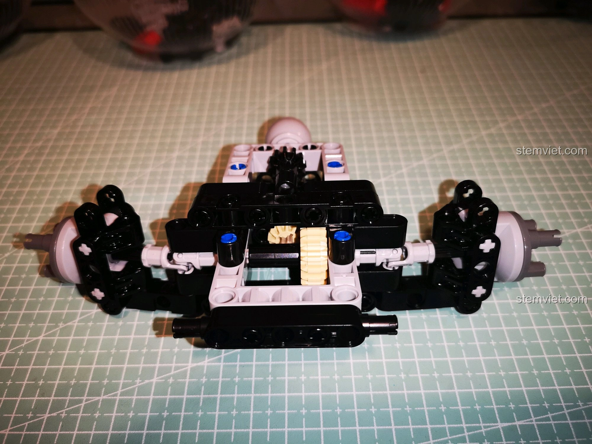 Khung xe CaDA C51041 nhìn từ phía dưới, cho thấy hệ thống treo và truyền động phức tạp, được lắp ráp tỉ mỉ.