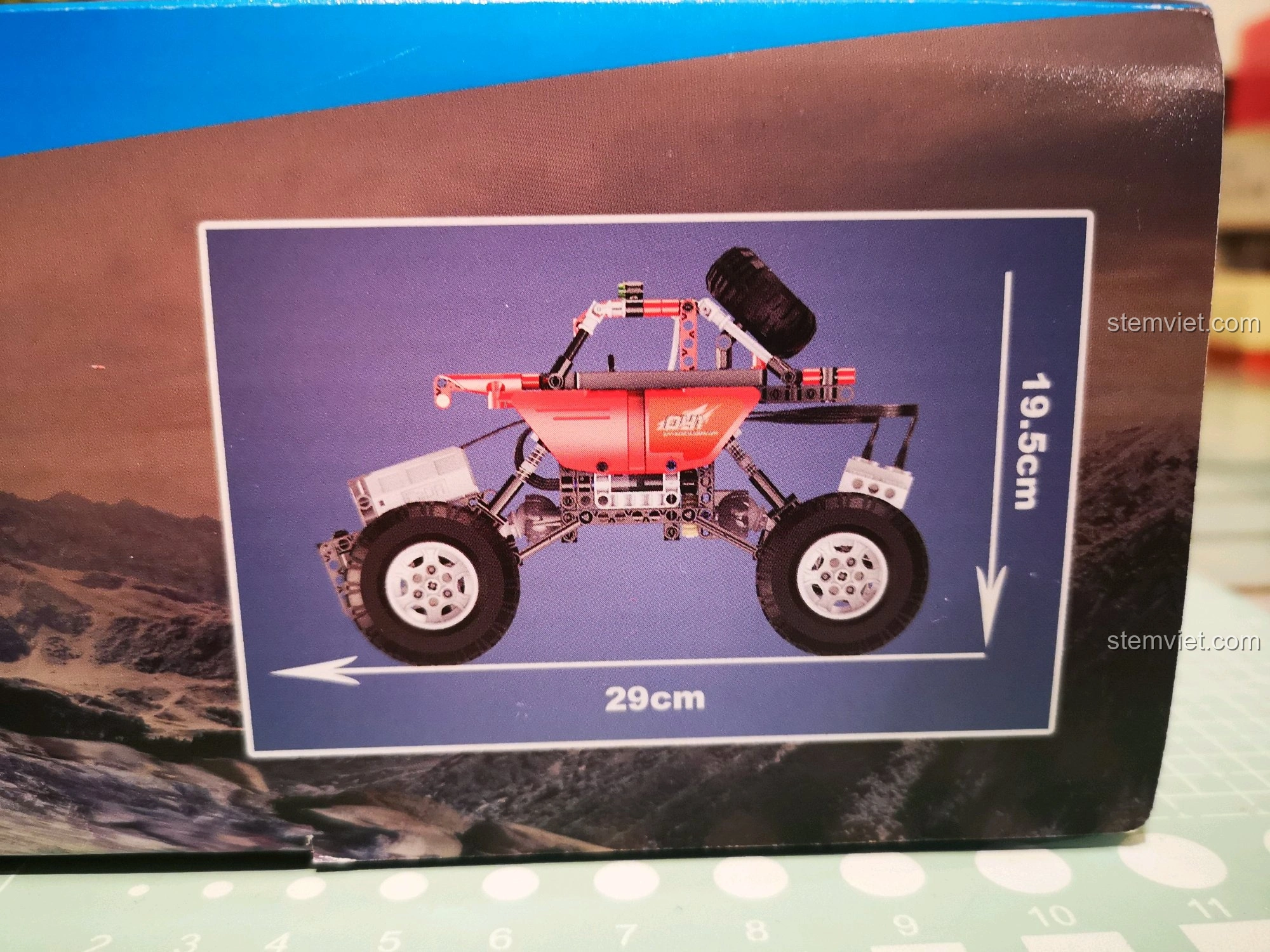 Thông số kích thước xe CaDA C51041 được in trên hộp, cho thấy xe có tỉ lệ nhỏ gọn, dễ dàng trưng bày.