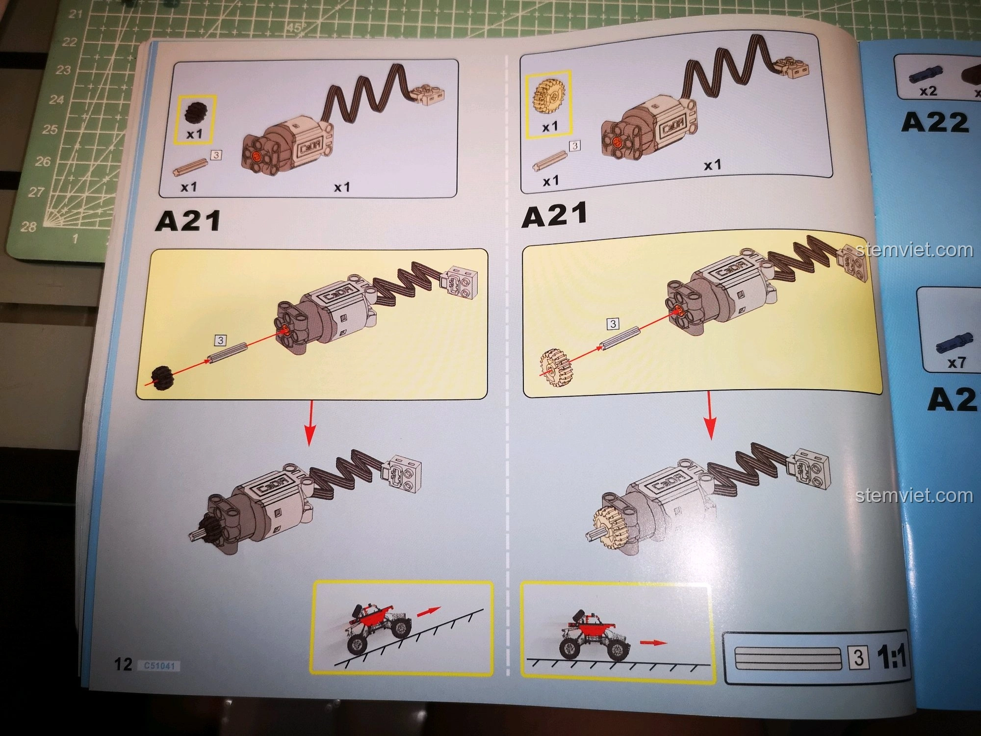 Gắn động cơ L vào khung xe CaDA C51041, đảm bảo vị trí chắc chắn và truyền động hiệu quả cho hệ thống 4x4.