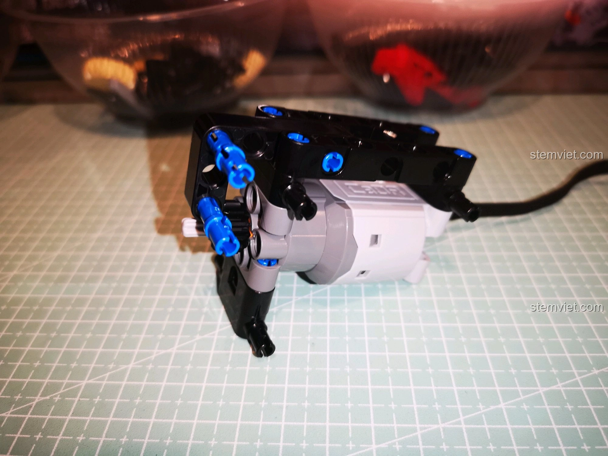 Động cơ L của CaDA C51041 đã được cố định vào khung, sẵn sàng kết nối với các trục truyền động của xe.