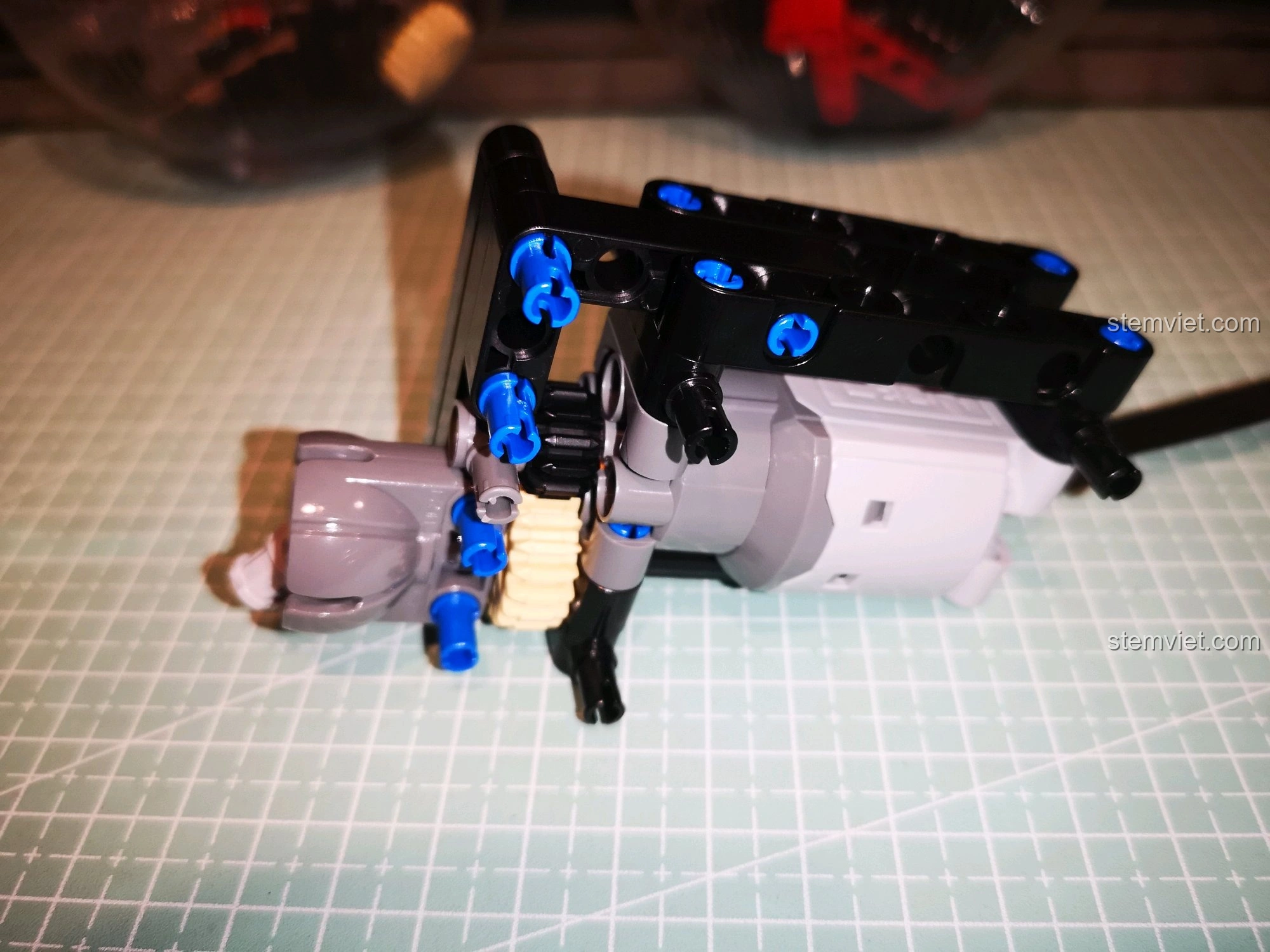 Cấu trúc động cơ và bánh răng của CaDA C51041, đảm bảo truyền lực tối ưu và hiệu quả cho xe địa hình.