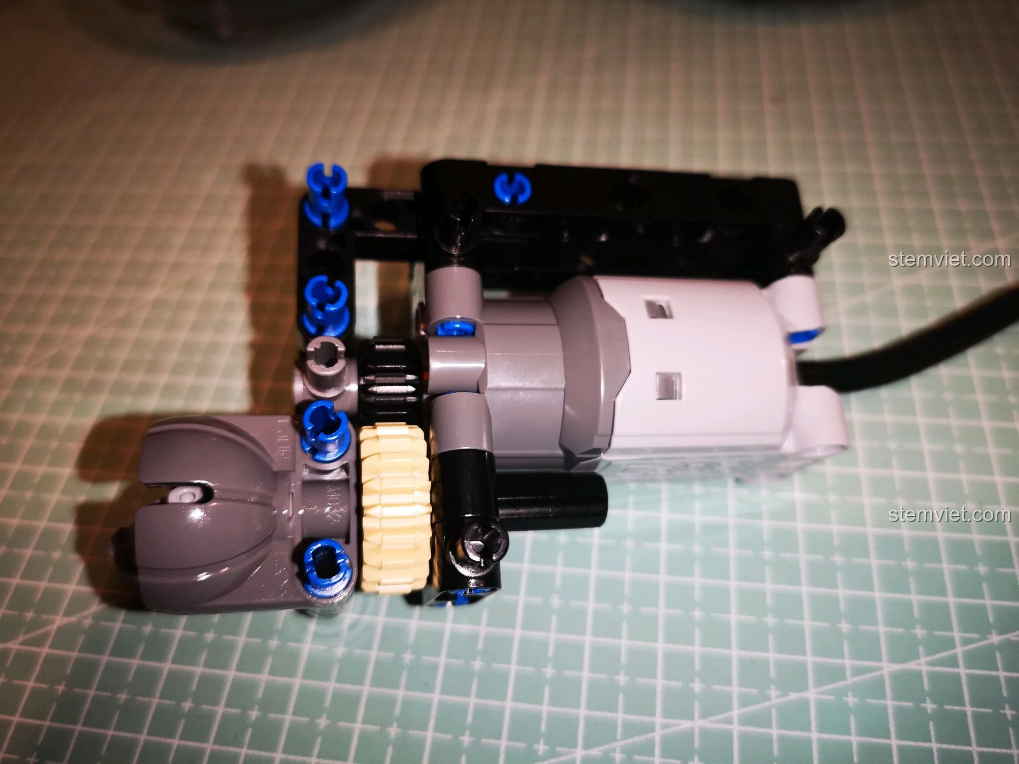 Gắn thêm các chi tiết bảo vệ cho động cơ L của CaDA C51041, tăng độ bền và an toàn khi xe hoạt động.