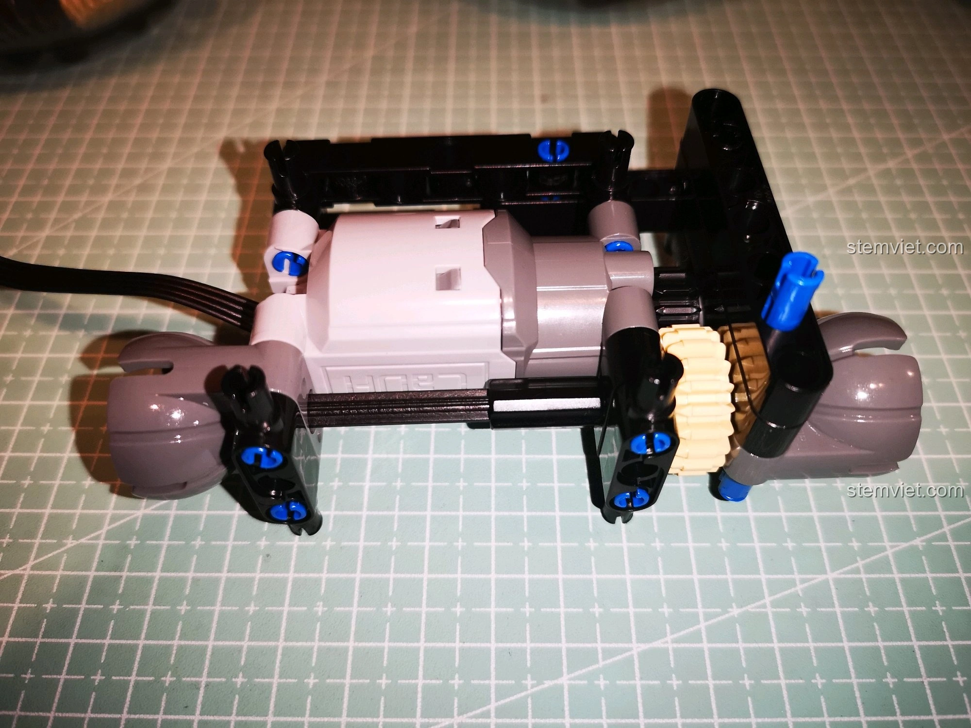 Động cơ L của CaDA C51041 được bao bọc chắc chắn trong khung, sẵn sàng hoạt động trong mọi điều kiện địa hình.