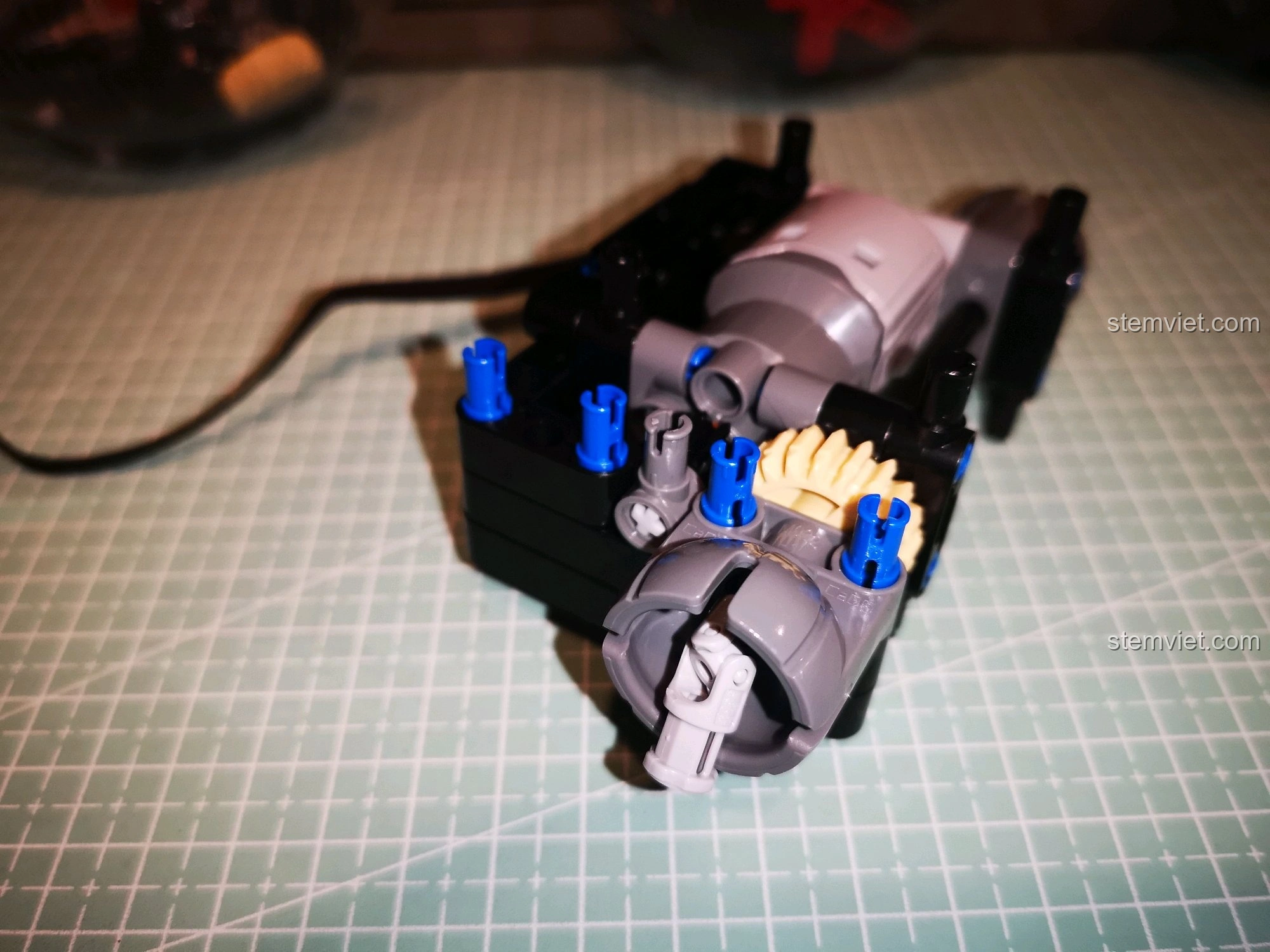 Gắn thêm các chi tiết kết nối, hoàn thiện phần khung động cơ của xe CaDA C51041, tạo sự liên kết vững chắc.