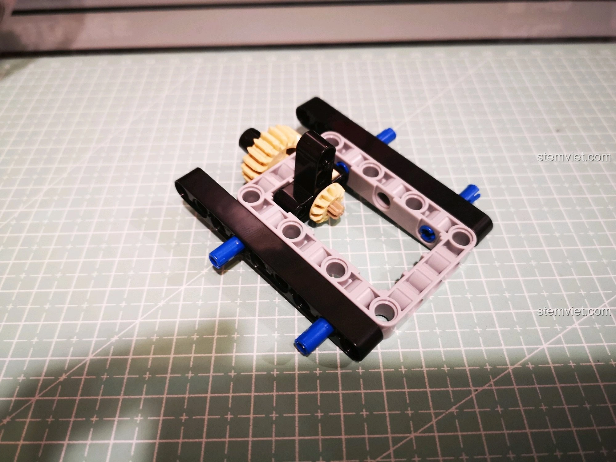 Quá trình lắp ráp cầu sau của xe CaDA C51041, với cấu trúc không vi sai giúp tăng khả năng vượt địa hình.