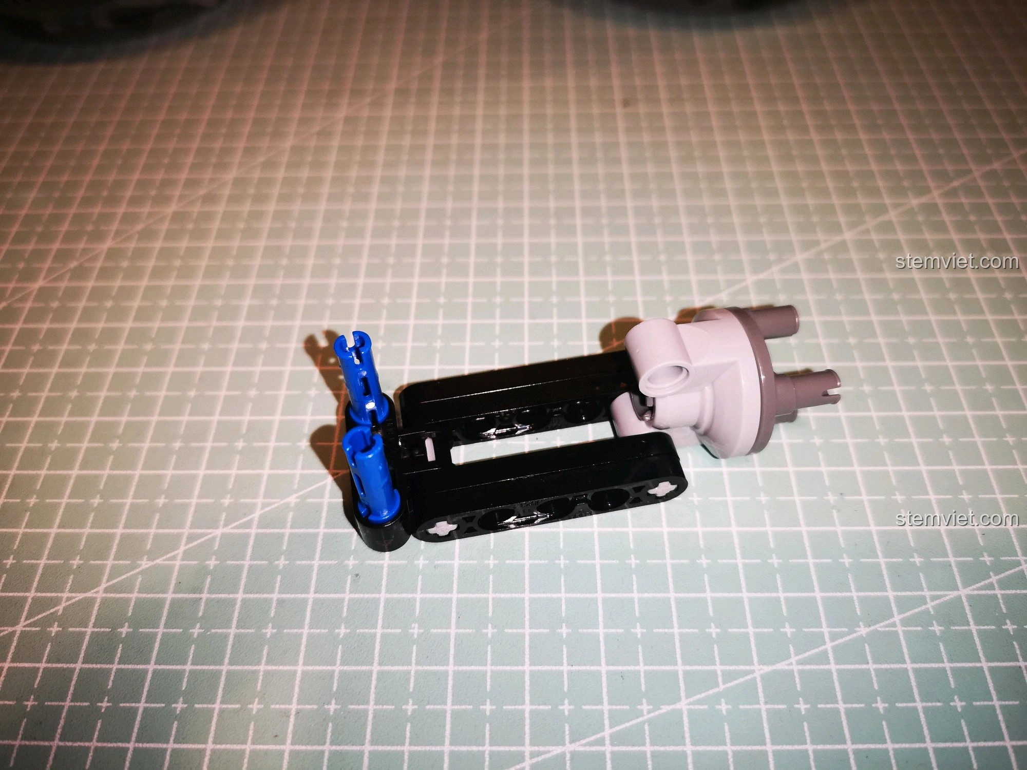 Tiếp tục lắp ráp các thanh giằng và khớp nối cho cầu sau của CaDA C51041, tạo sự vững chắc cho khung xe.