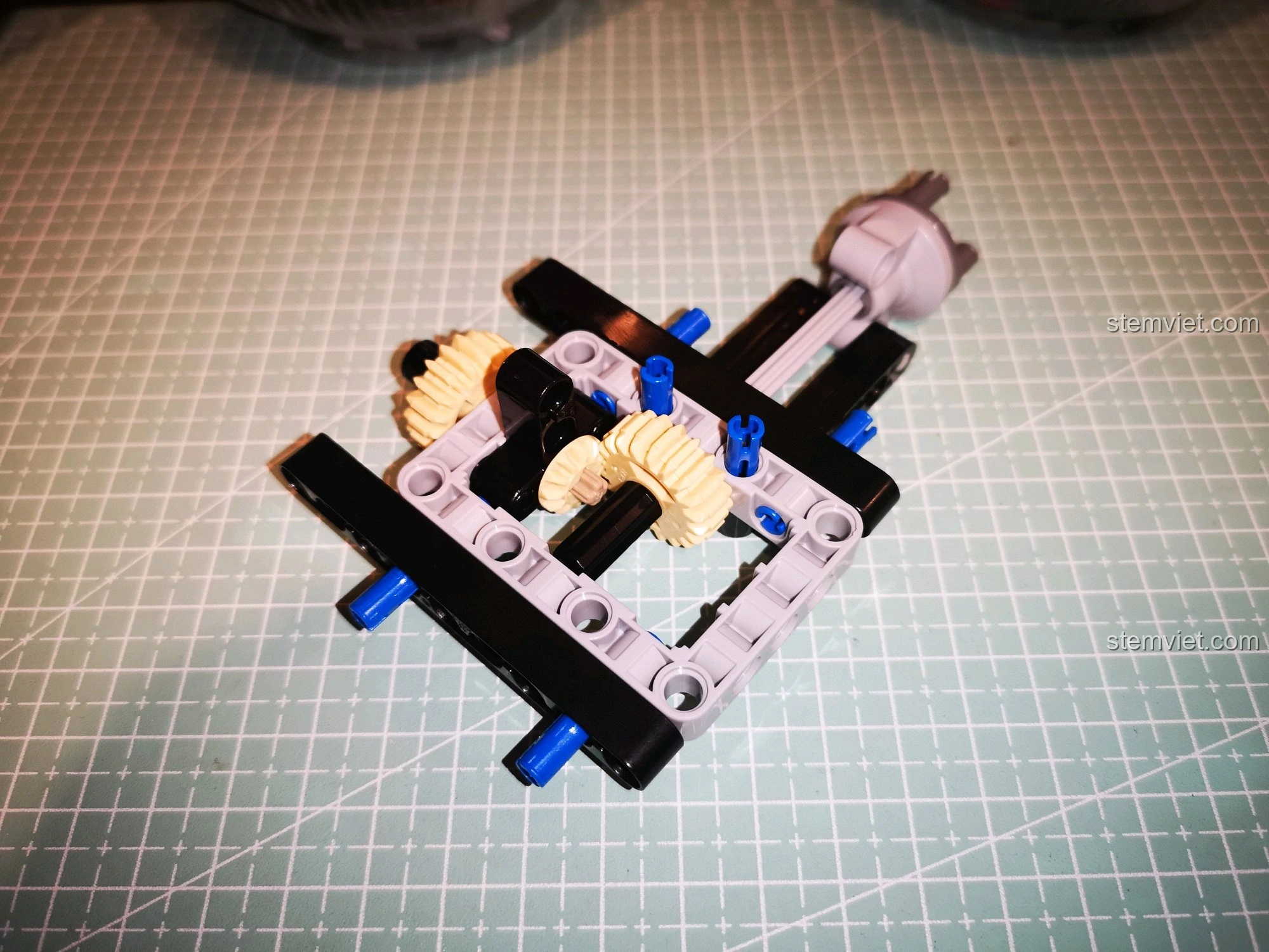 Cấu trúc cầu sau của xe CaDA C51041 dần hình thành, với các bánh răng được đặt đúng vị trí theo hướng dẫn.