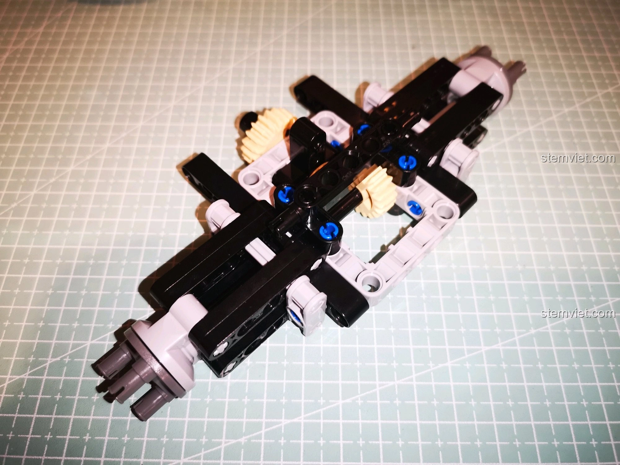 Khung cơ bản của cầu sau CaDA C51041 đã hoàn thiện, sẵn sàng để gắn các bộ phận khác như bánh xe và động cơ.