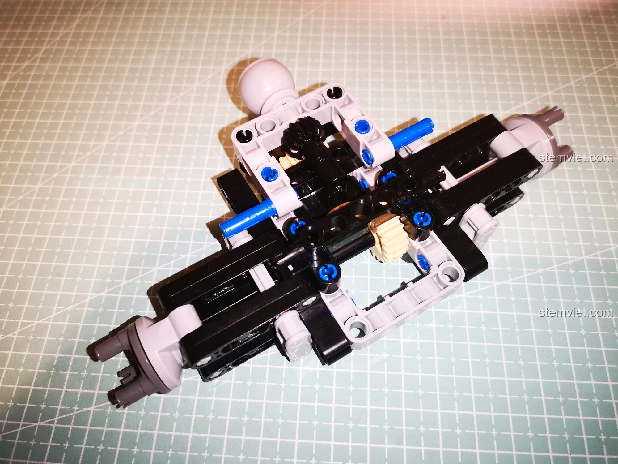 Gắn thêm các chi tiết nhỏ, hoàn thiện cấu trúc truyền động của cầu sau xe CaDA C51041, đảm bảo hoạt động trơn tru.