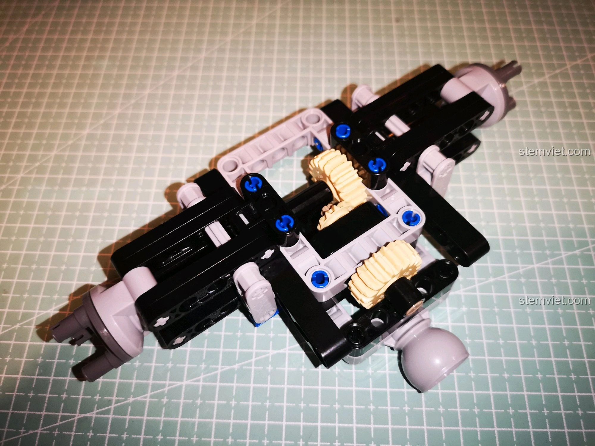 Cầu sau của CaDA C51041 với các khớp nối linh hoạt, sẵn sàng cho việc lắp đặt hệ thống treo và giảm xóc.