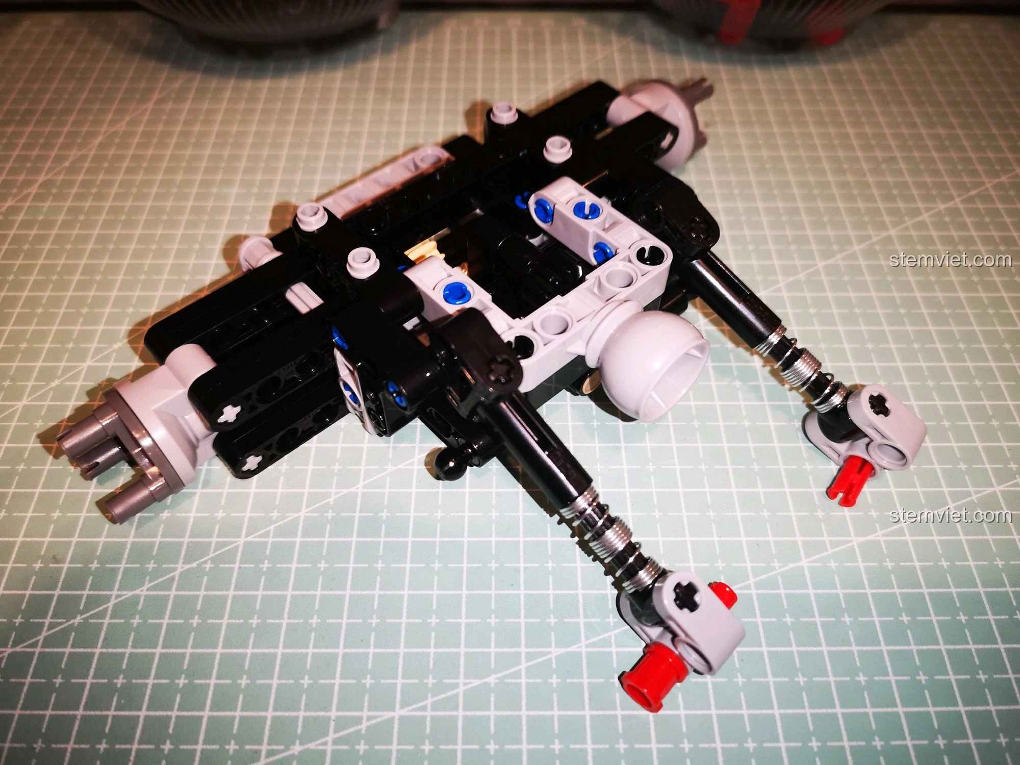 Gắn giảm xóc vào cầu sau của xe CaDA C51041, chuẩn bị cho khả năng vượt địa hình ấn tượng và ổn định.