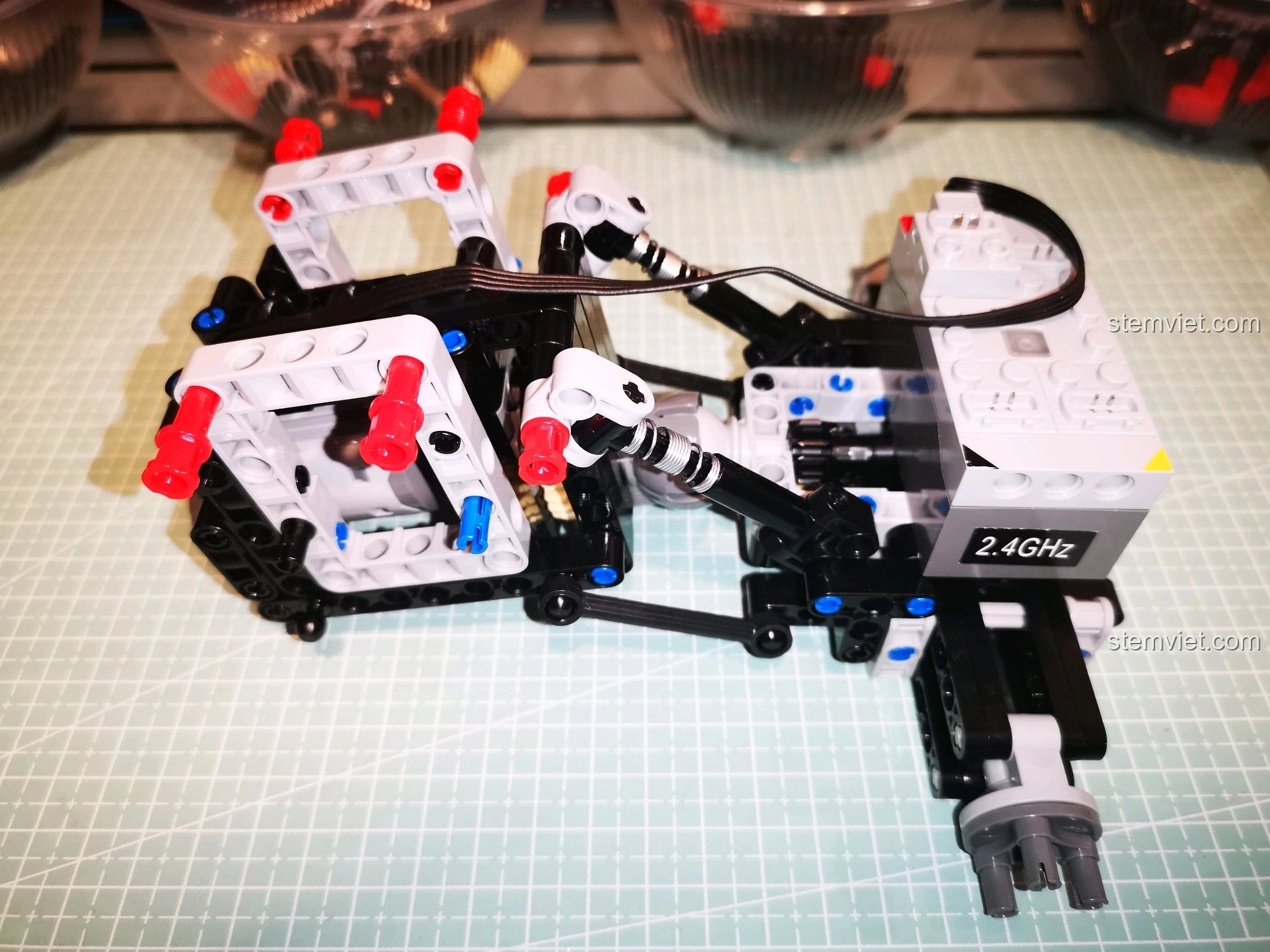 Quá trình lắp ráp cầu trước của xe CaDA C51041, với cấu trúc thanh giằng độc đáo cho hệ thống lái.