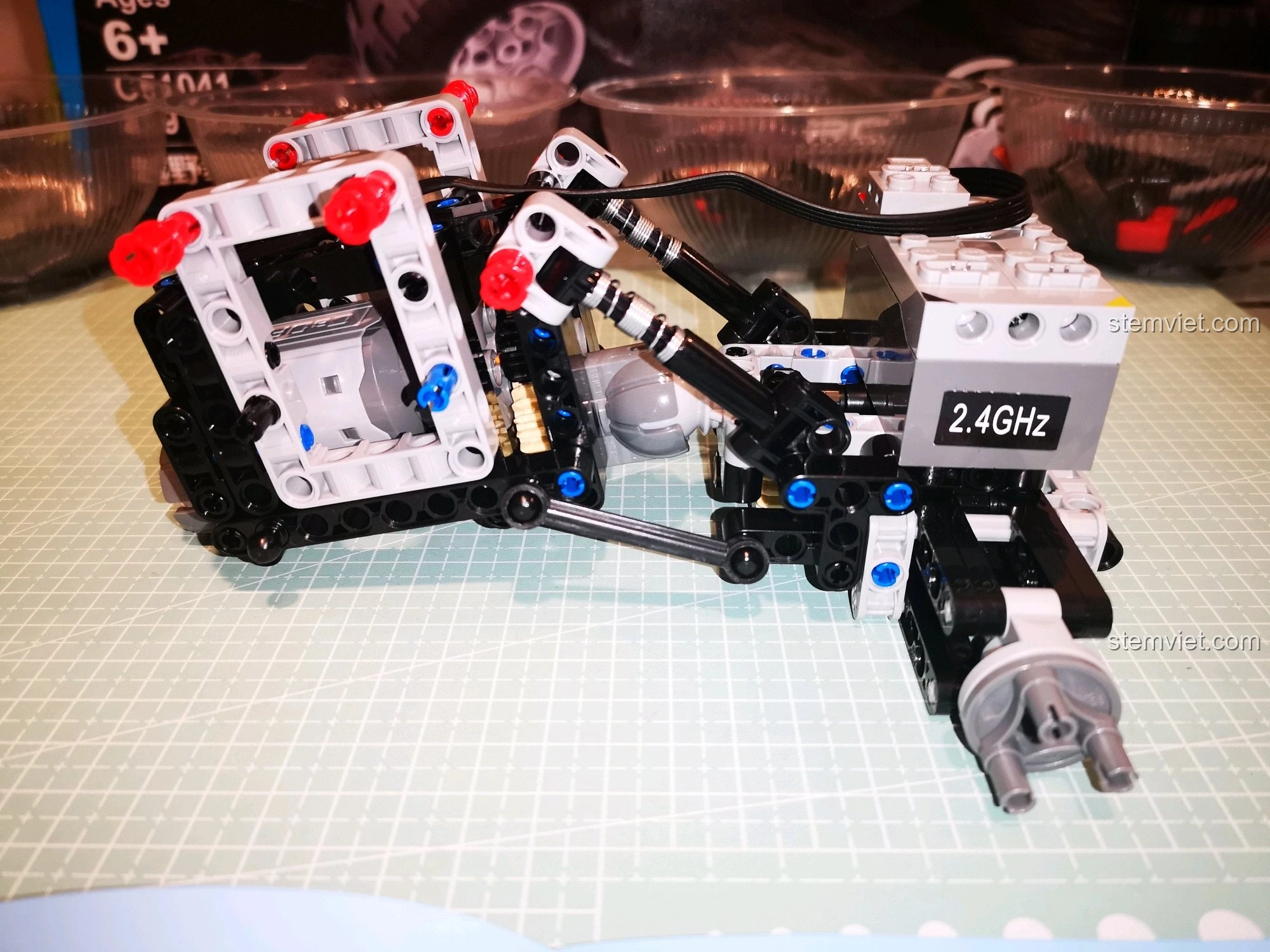 Cấu trúc cầu trước của CaDA C51041 với các bánh răng và khớp nối được lắp đặt chính xác, đảm bảo truyền động hiệu quả.