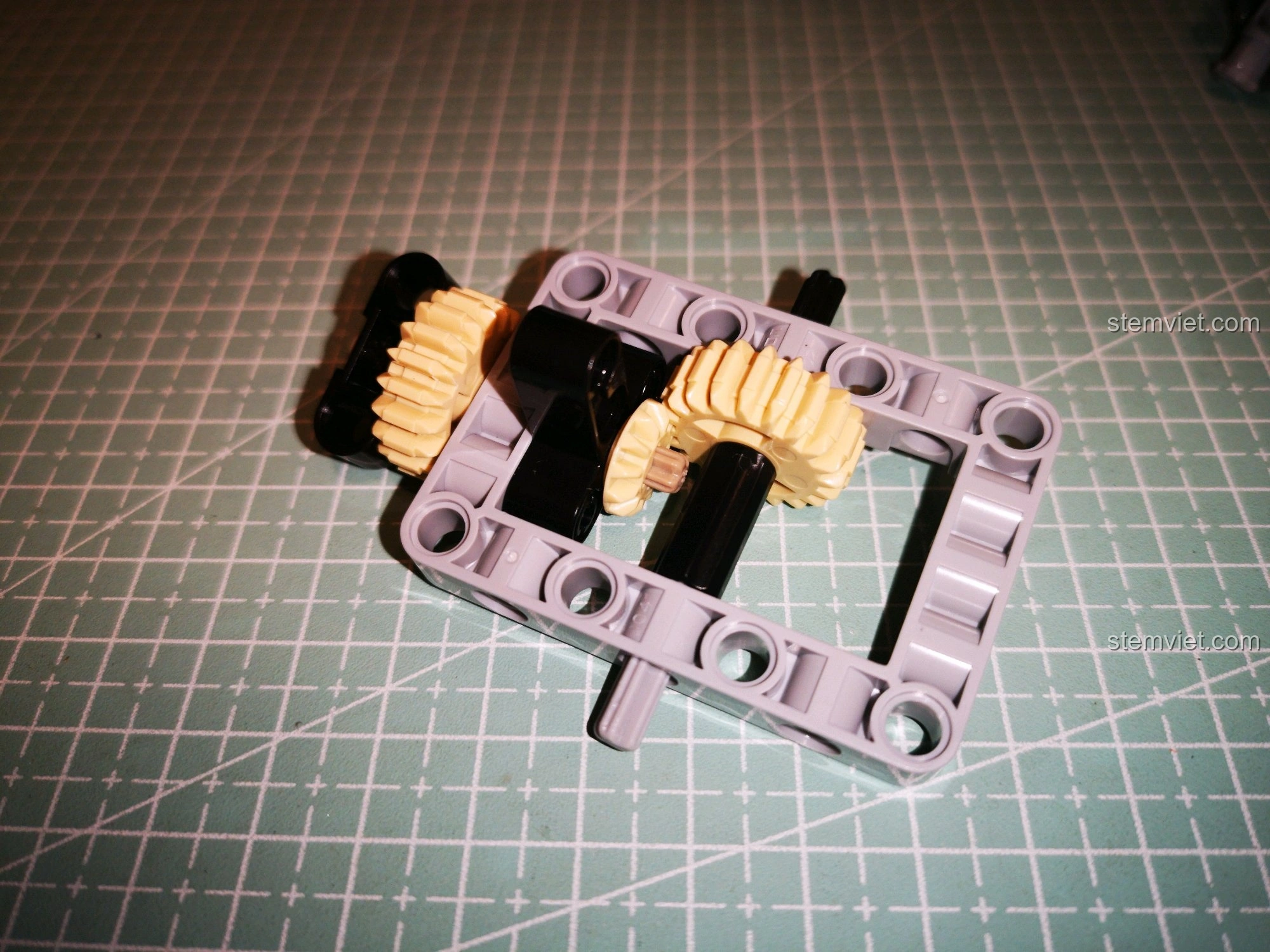 Khung cơ bản của cầu trước CaDA C51041 đã hoàn thiện, sẵn sàng để gắn servo lái và hệ thống treo.