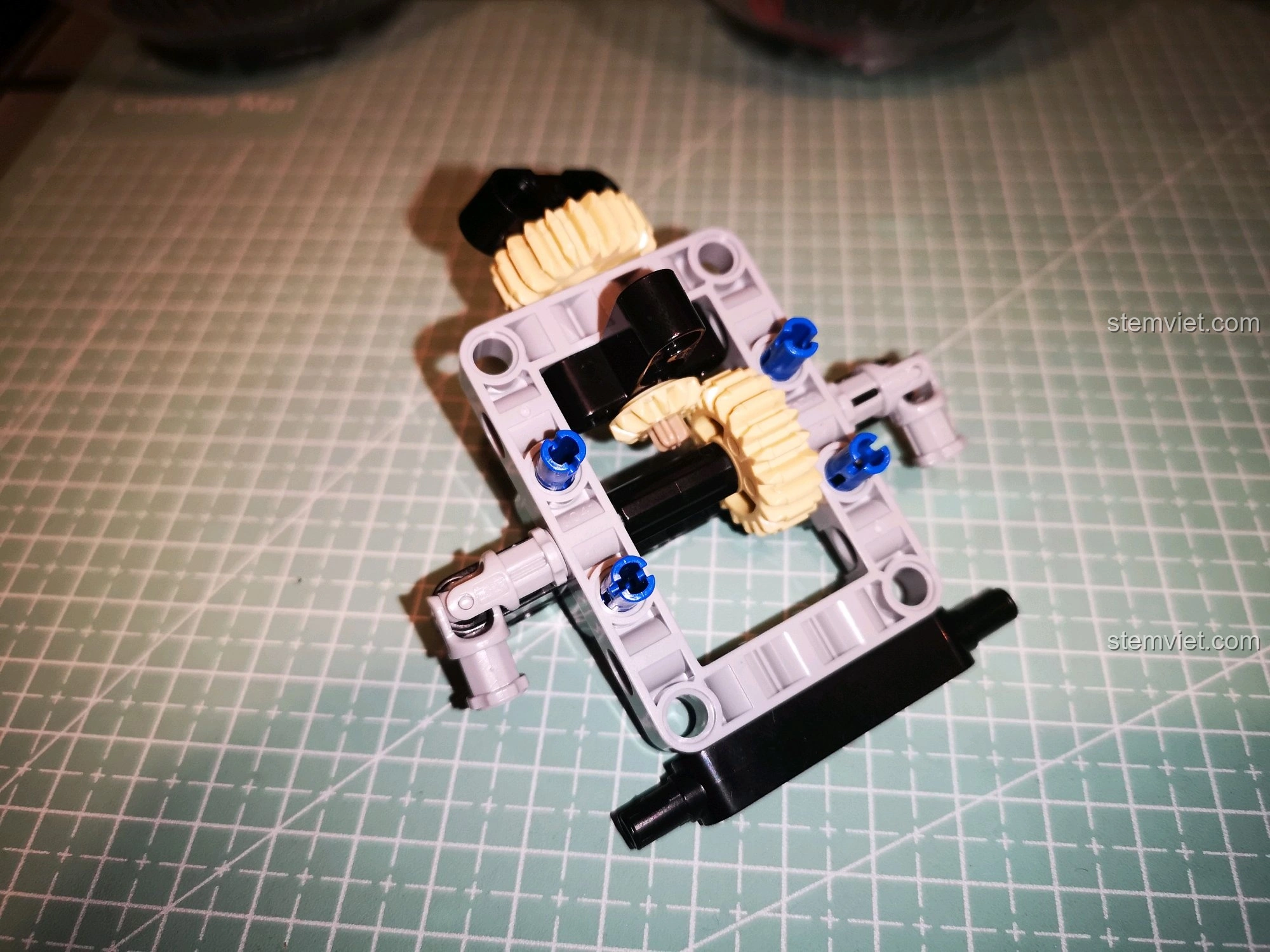 Gắn servo lái và giảm xóc vào cầu trước của xe CaDA C51041, hoàn thiện hệ thống lái và treo.