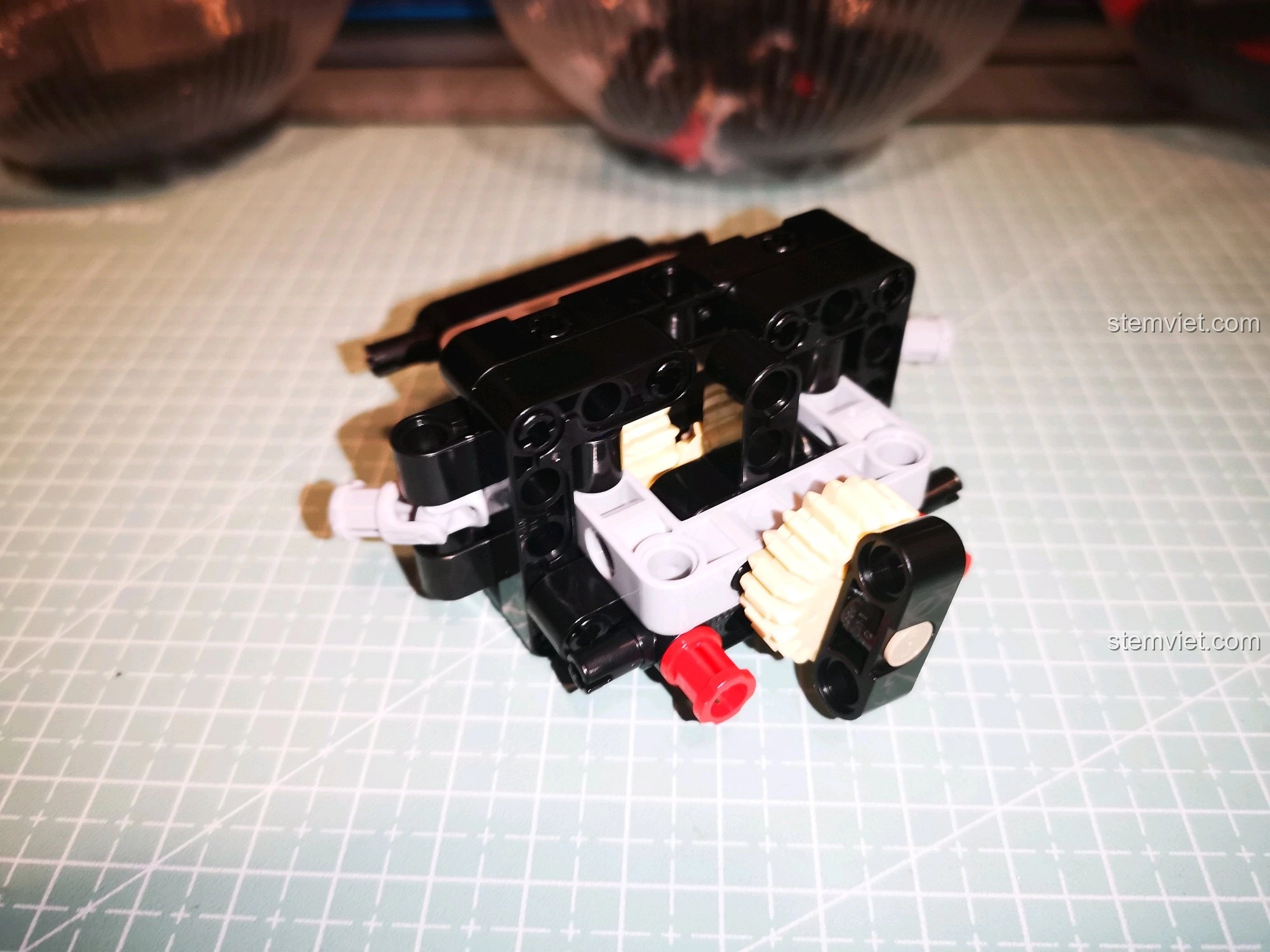 Cầu trước của CaDA C51041 đã hoàn chỉnh, với khả năng điều hướng linh hoạt nhờ servo lái.