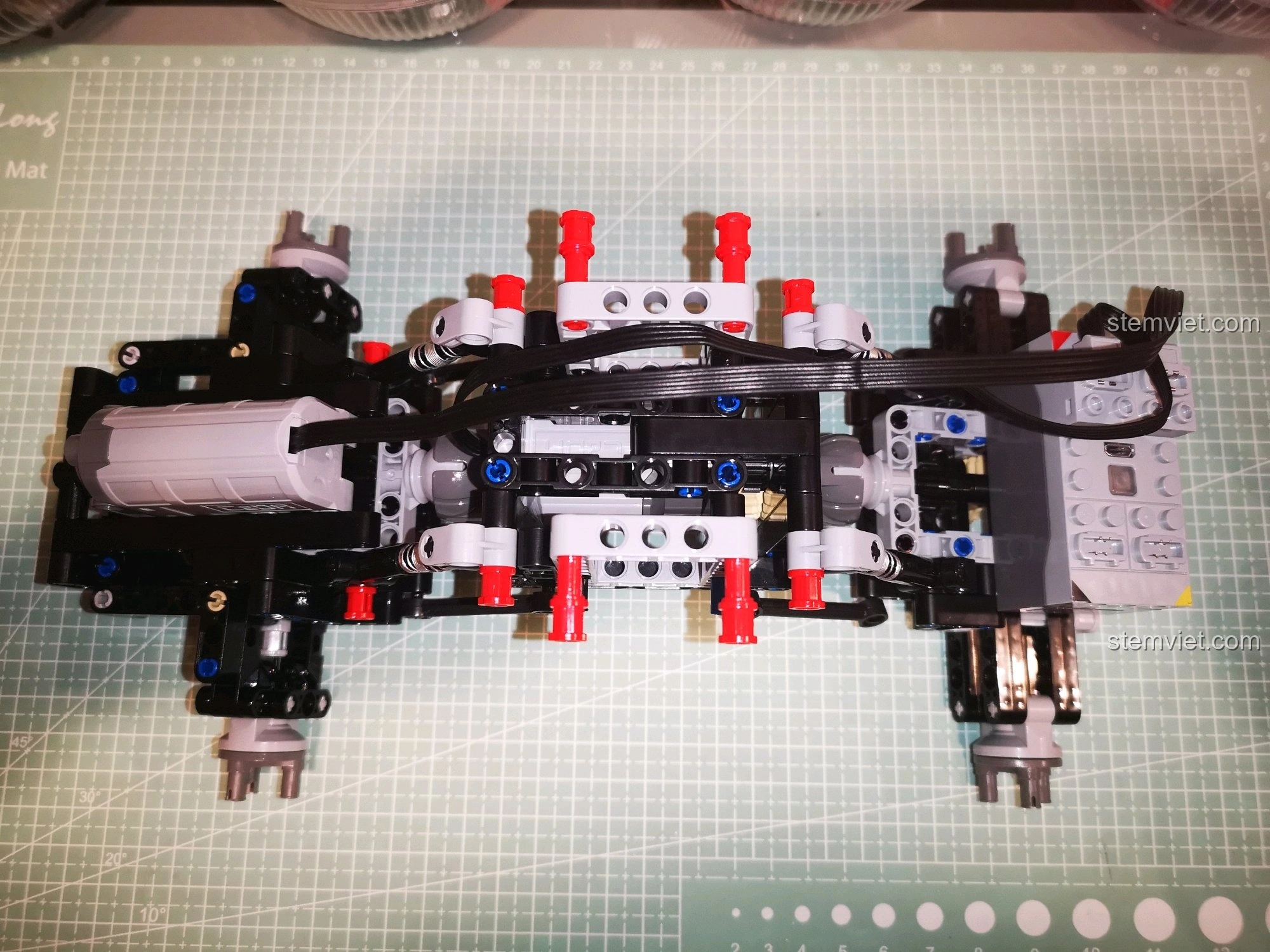 Quá trình lắp ráp vỏ xe của CaDA C51041, tạo hình dáng bên ngoài cho chiếc xe địa hình điều khiển từ xa.