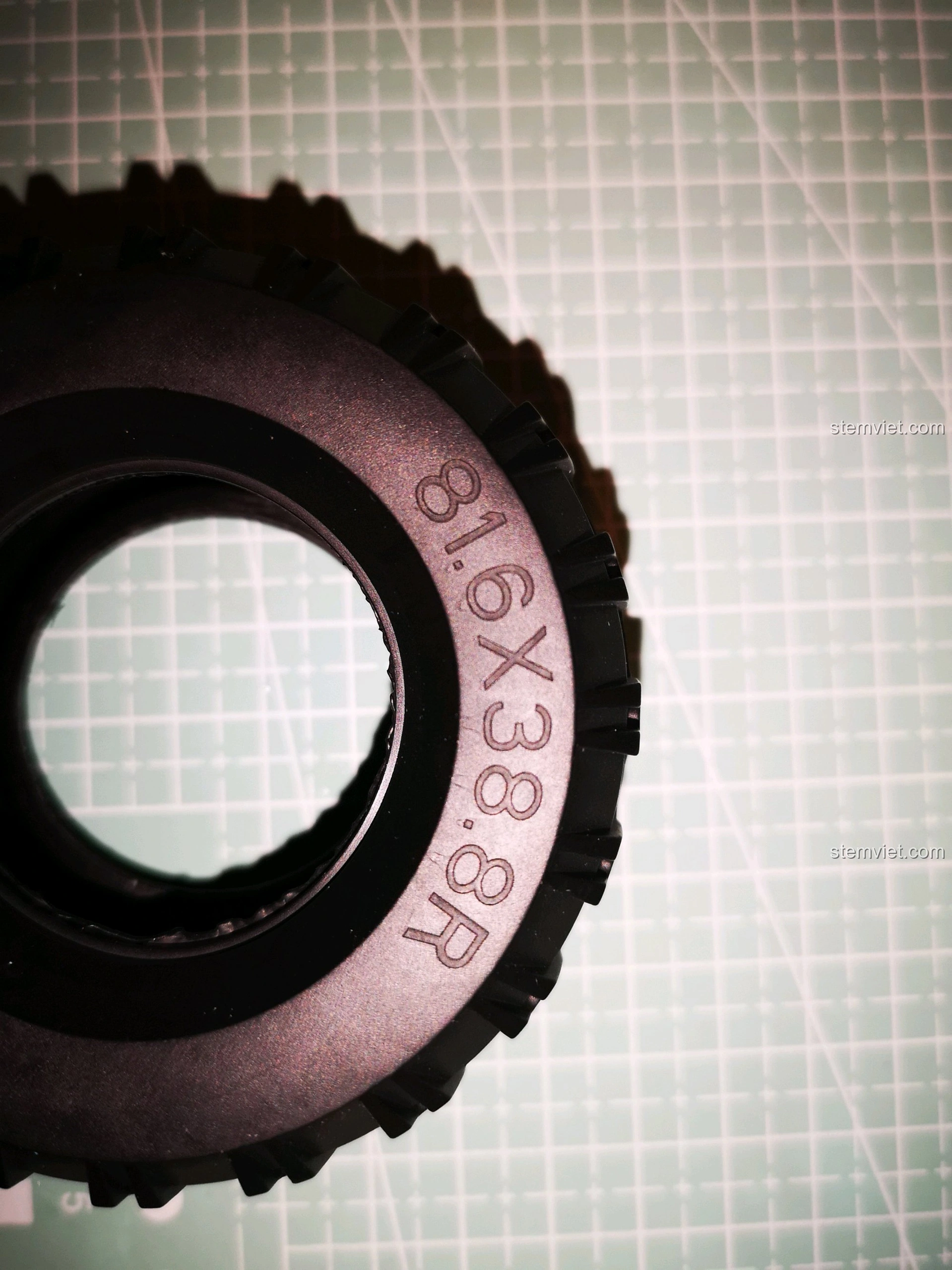 Vỏ xe của CaDA C51041 dần hoàn thiện, với các chi tiết được gắn kết chặt chẽ, tạo nên vẻ ngoài mạnh mẽ.