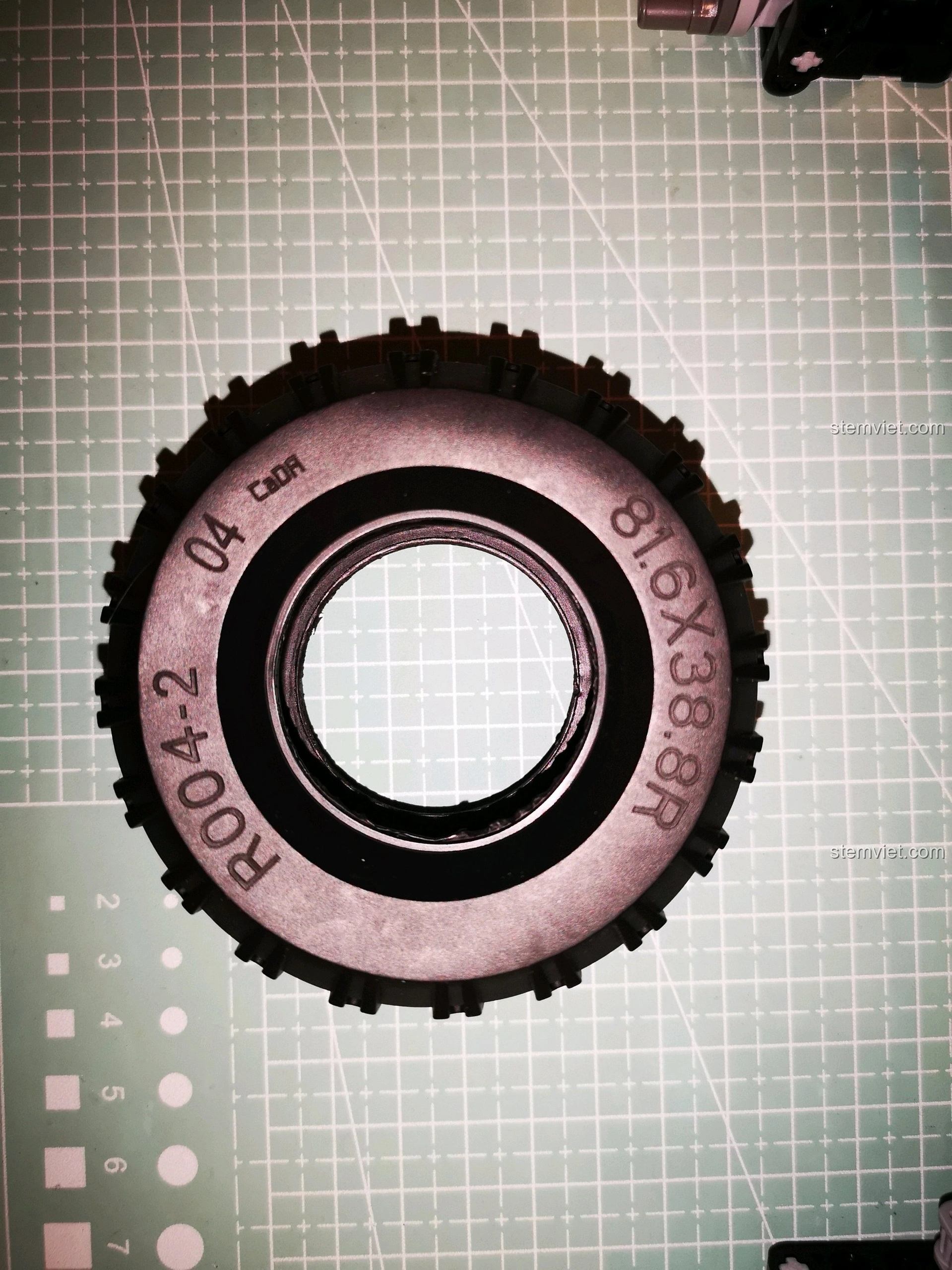 Gắn thêm các chi tiết trang trí cho vỏ xe CaDA C51041, làm nổi bật vẻ ngoài mạnh mẽ và cá tính của xe.