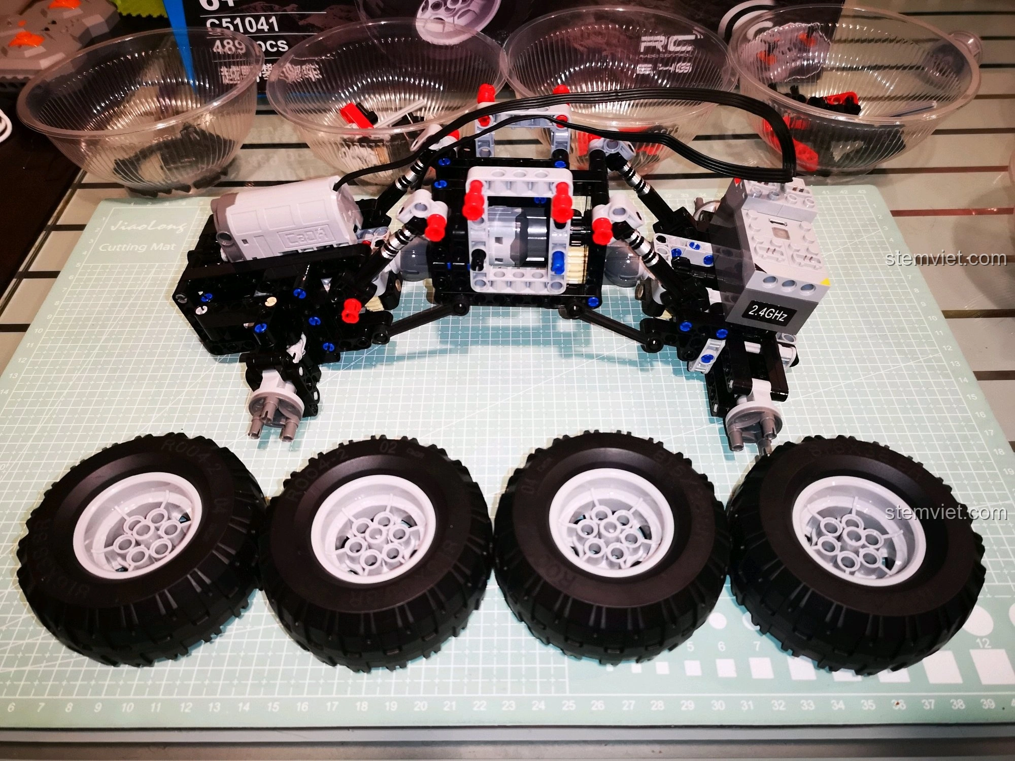 Vỏ xe CaDA C51041 nhìn từ phía trên, cho thấy sự cân đối và hài hòa trong thiết kế, tạo nên vẻ ngoài ấn tượng.