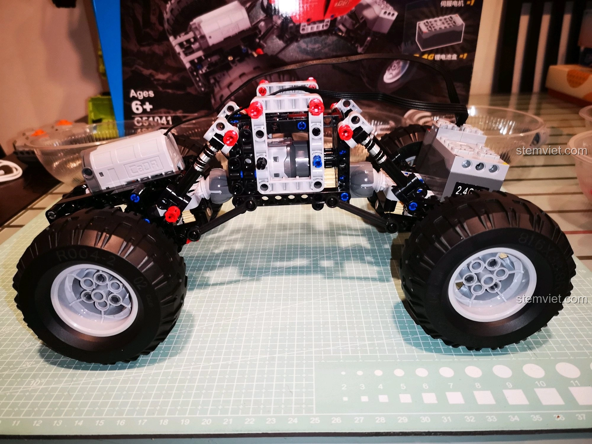 Vỏ xe CaDA C51041 nhìn từ phía trước, với các chi tiết được lắp ráp tỉ mỉ, tạo nên vẻ ngoài mạnh mẽ.