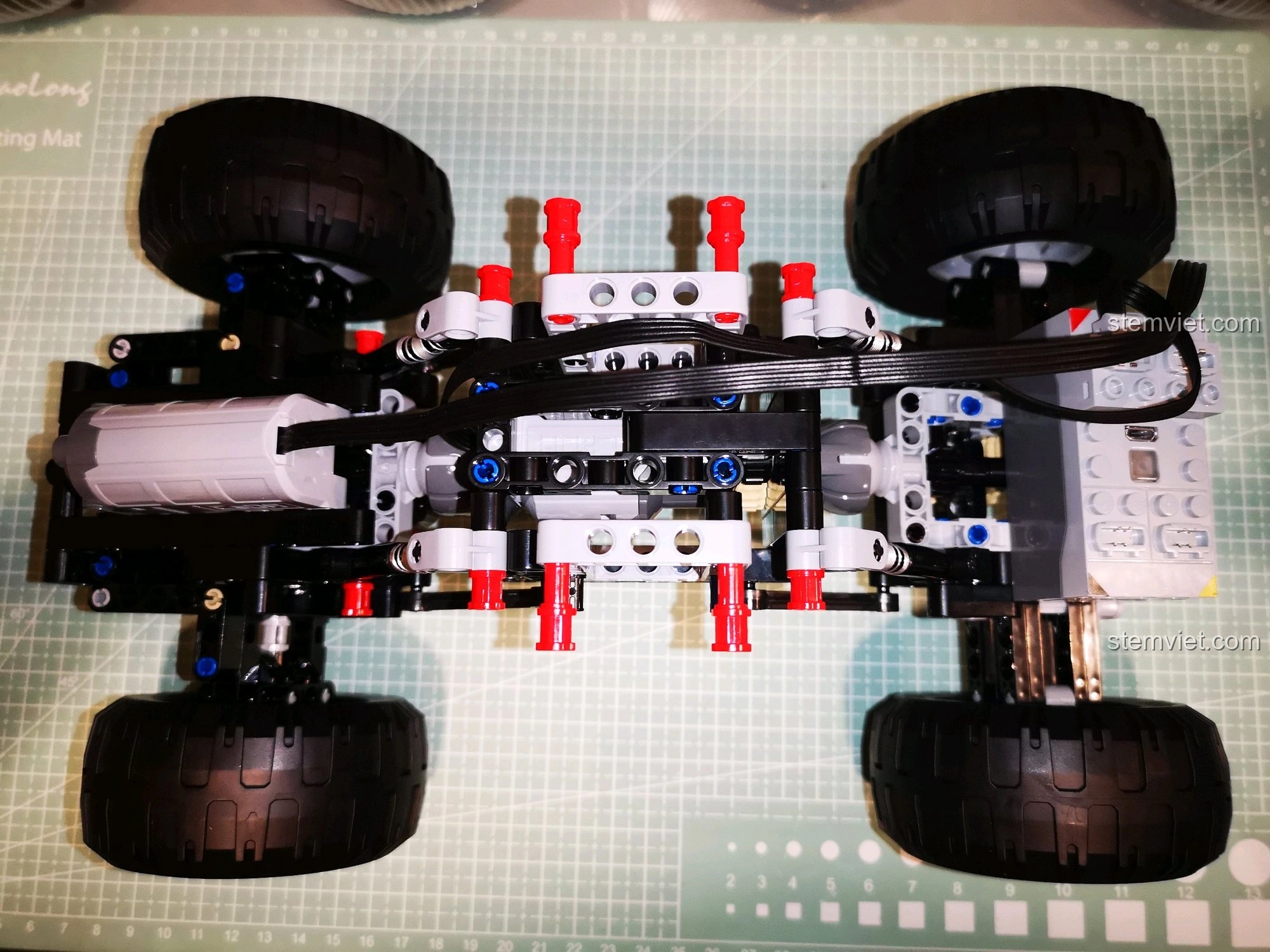 Gắn lốp dự phòng lên nóc xe CaDA C51041, tăng thêm vẻ hầm hố và thực tế cho chiếc xe địa hình.