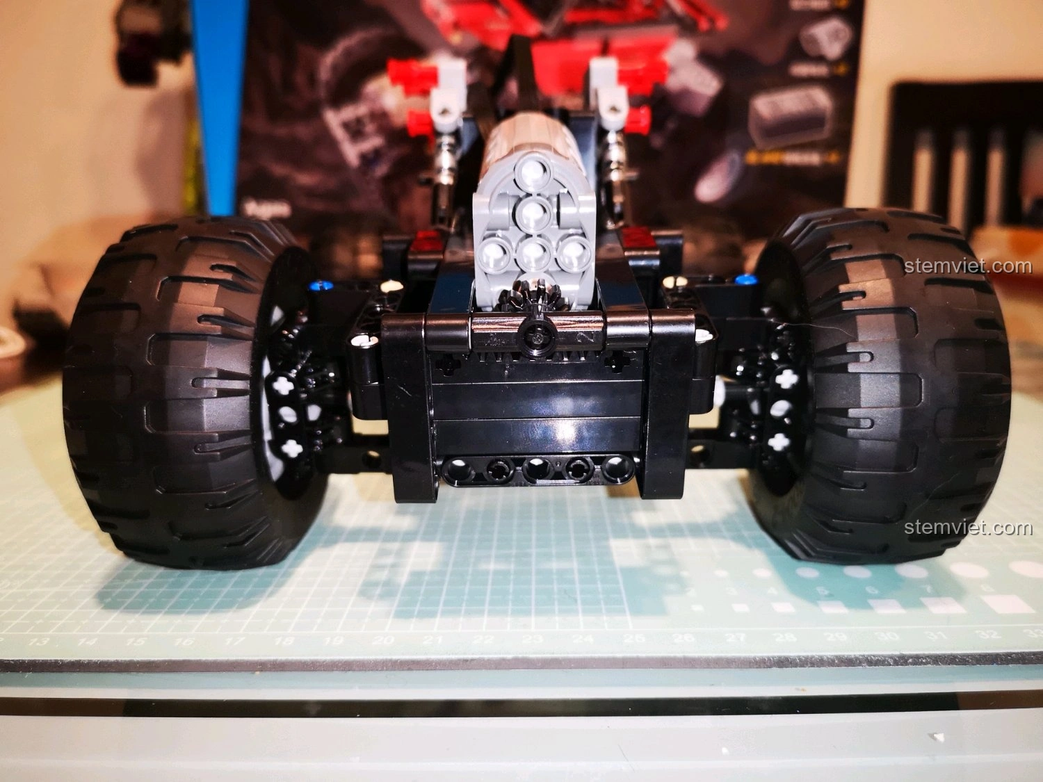 Vỏ xe CaDA C51041 hoàn chỉnh với lốp dự phòng, sẵn sàng kết hợp với khung gầm để tạo thành mô hình hoàn chỉnh.