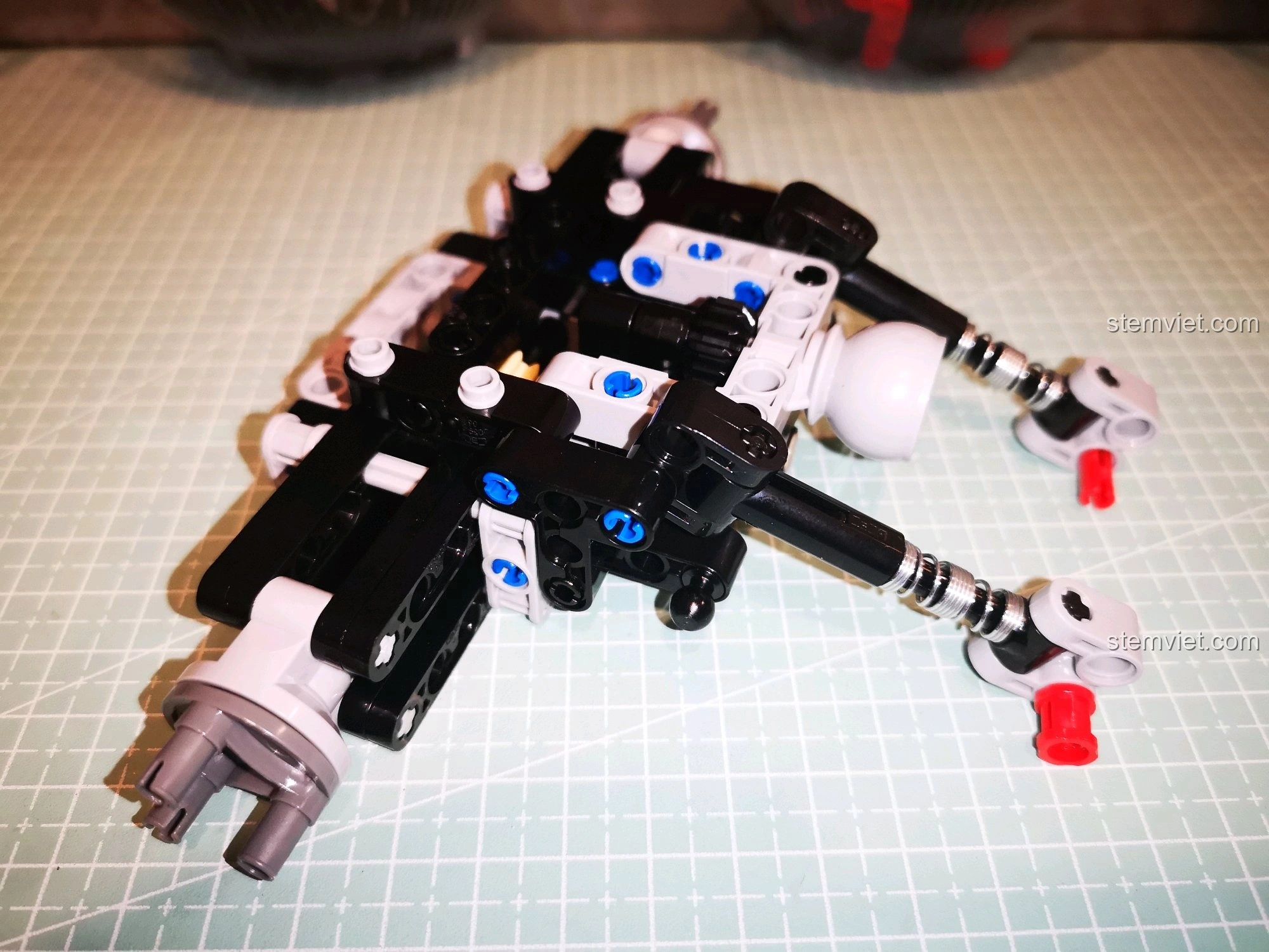 Module pin của CaDA C51041 được cố định trực tiếp lên cầu sau, thiết kế giúp hạ thấp trọng tâm xe.