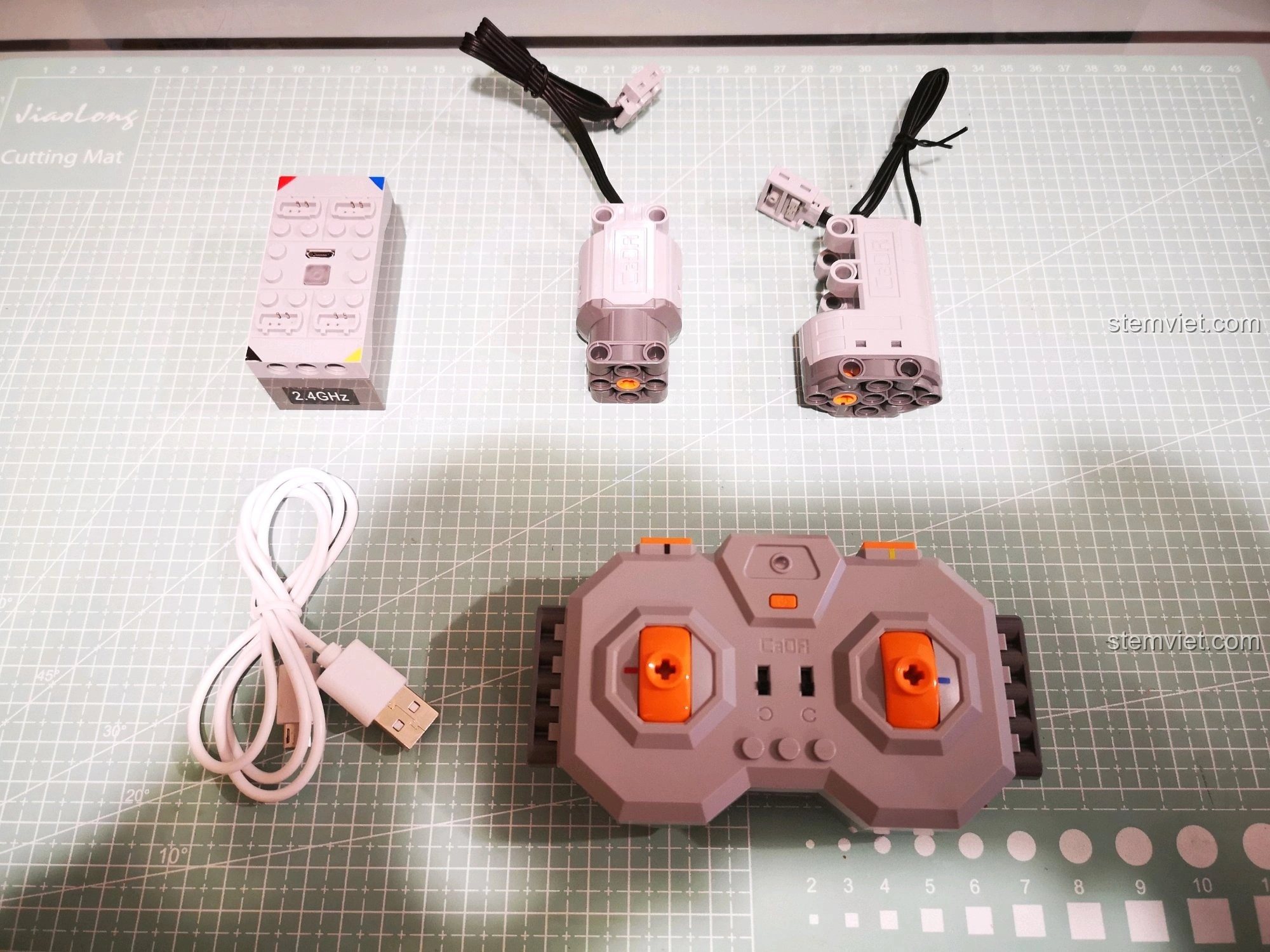 Các bộ phận điện tử của CaDA C51041 bao gồm động cơ L, servo lái, module pin và điều khiển từ xa.